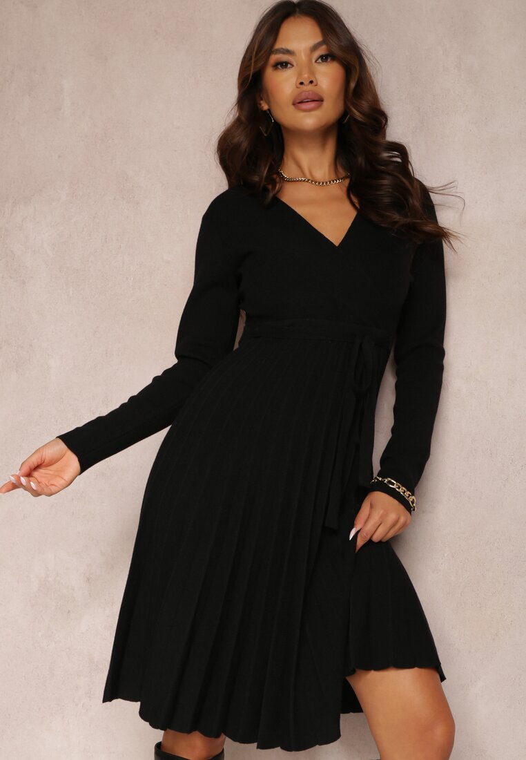 cozy Rochie negră tricotată cu legătură și cu fusta plisată Phelleira