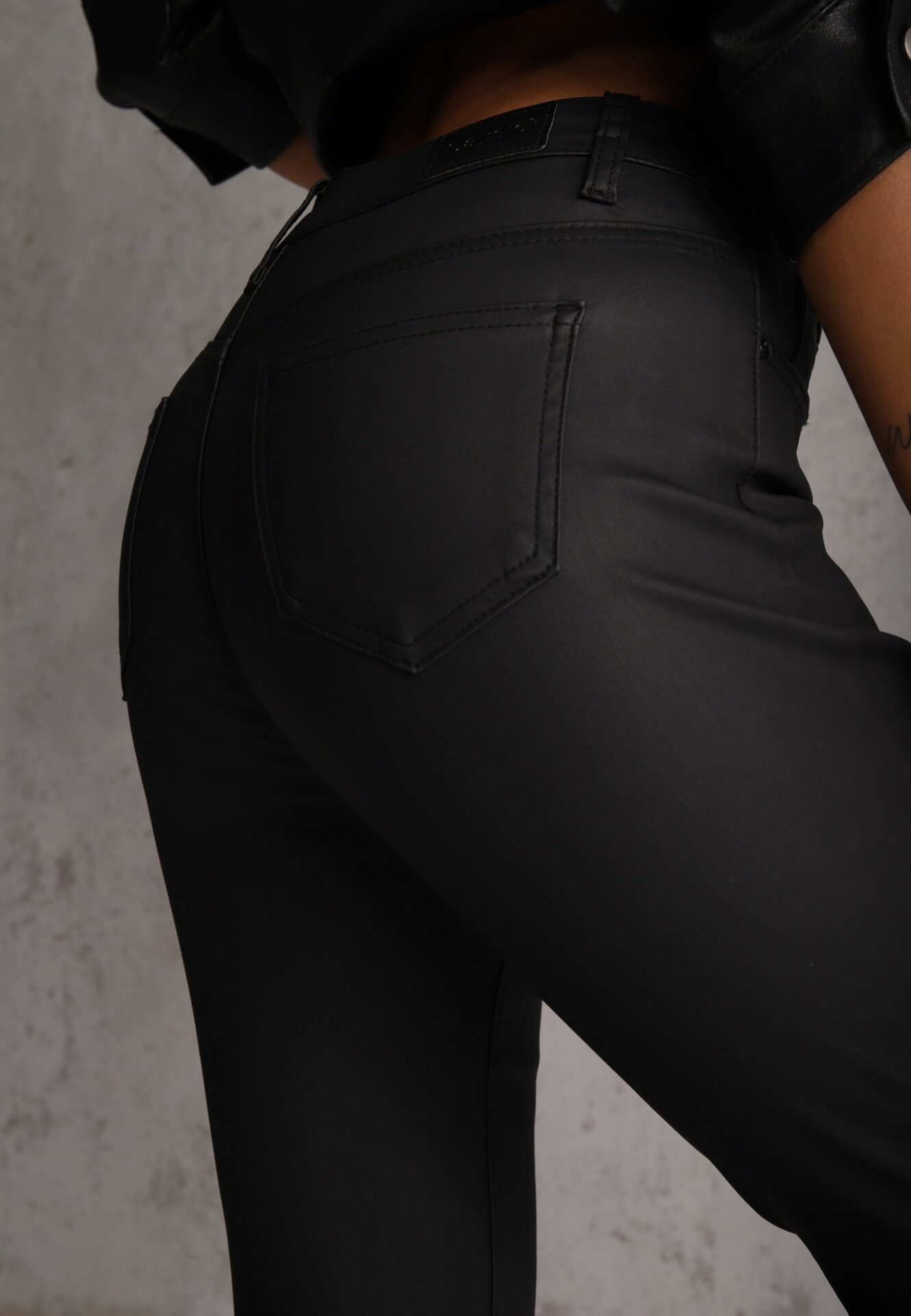 daysie Pantaloni cerati slim cu finisaj mat Nudrey Negri