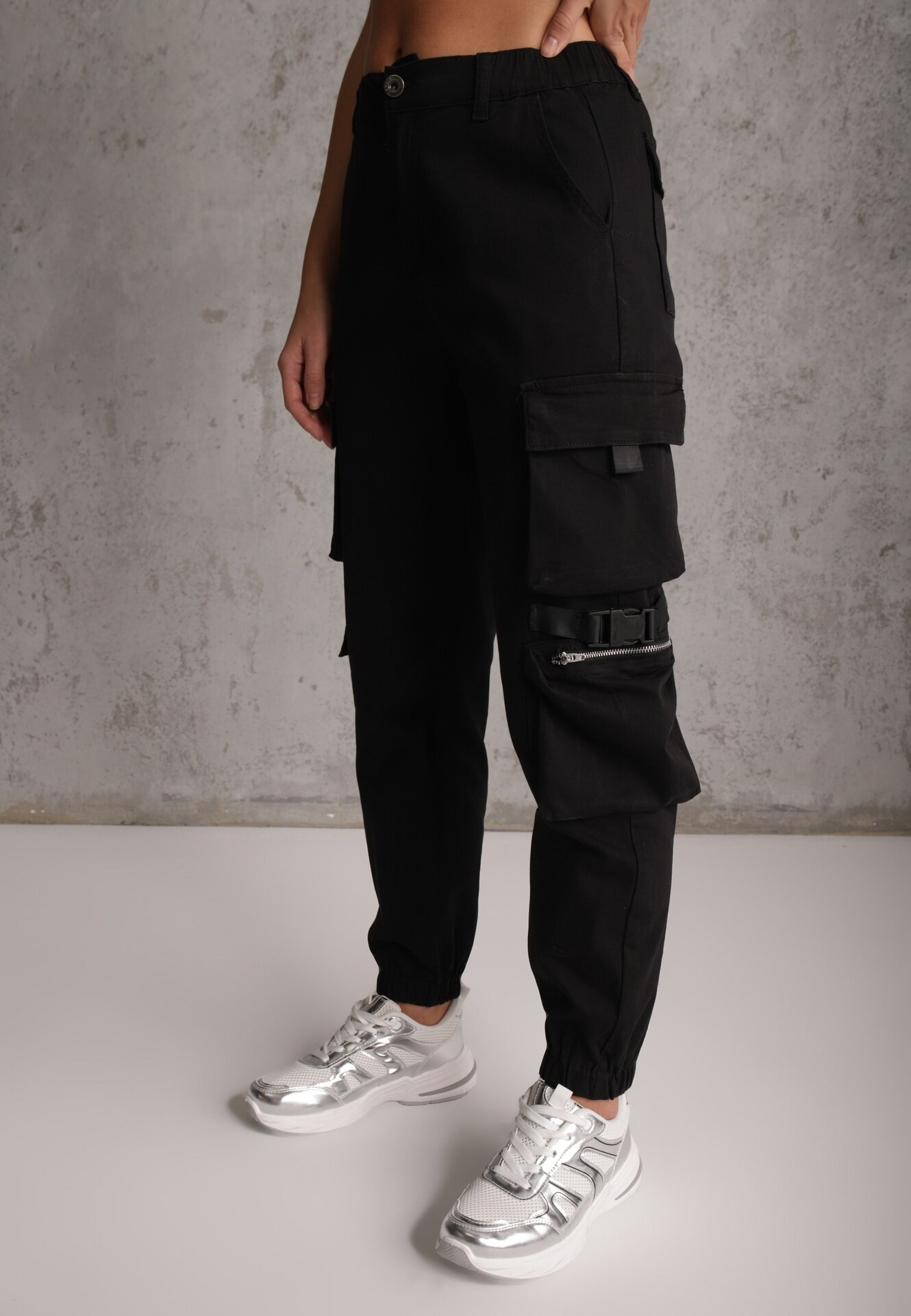 daysie Pantaloni Joggere Negri cu Buzunare Cargo din Bumbac Elastic Irisane