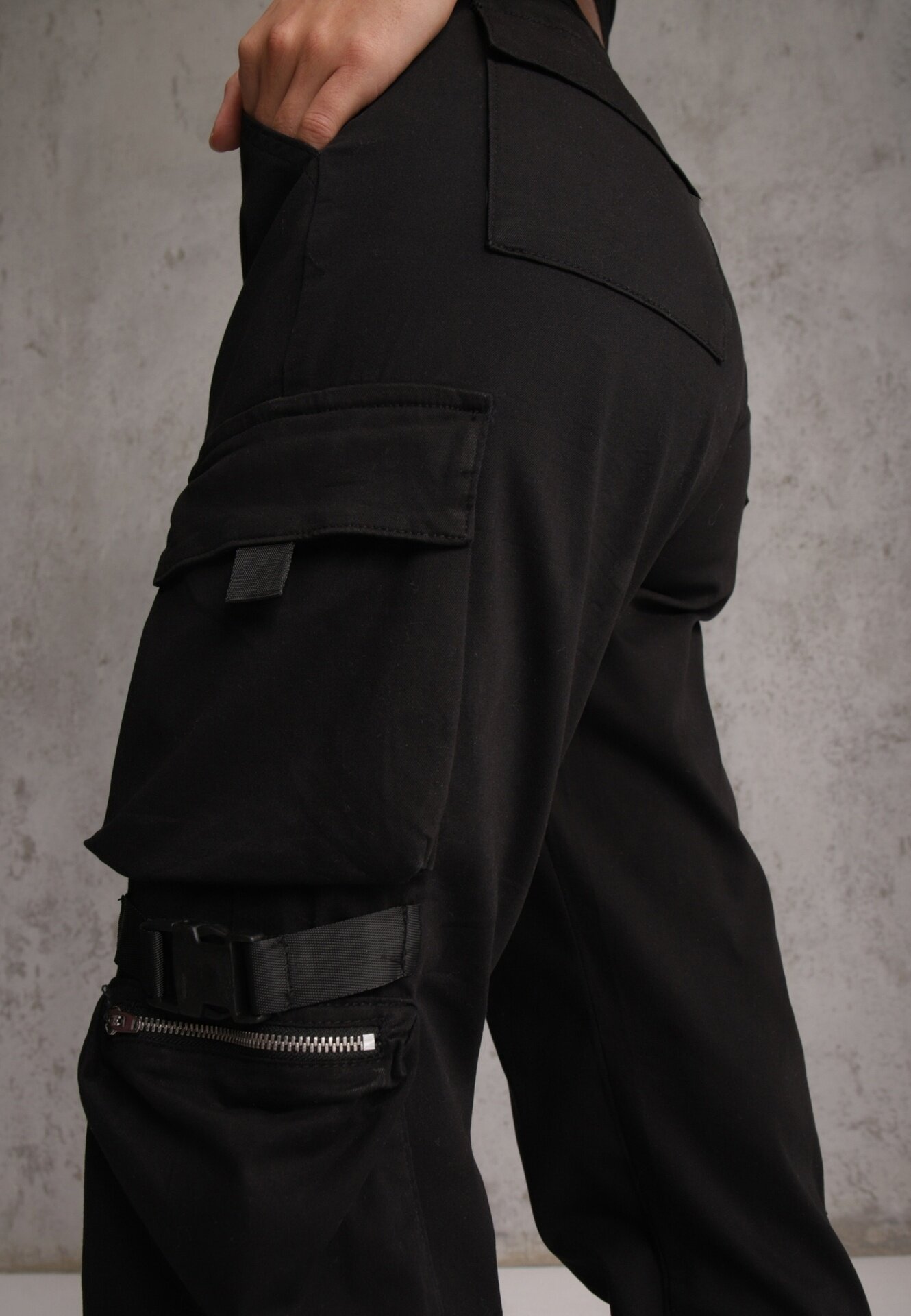 daysie Pantaloni Joggere Negri cu Buzunare Cargo din Bumbac Elastic Irisane