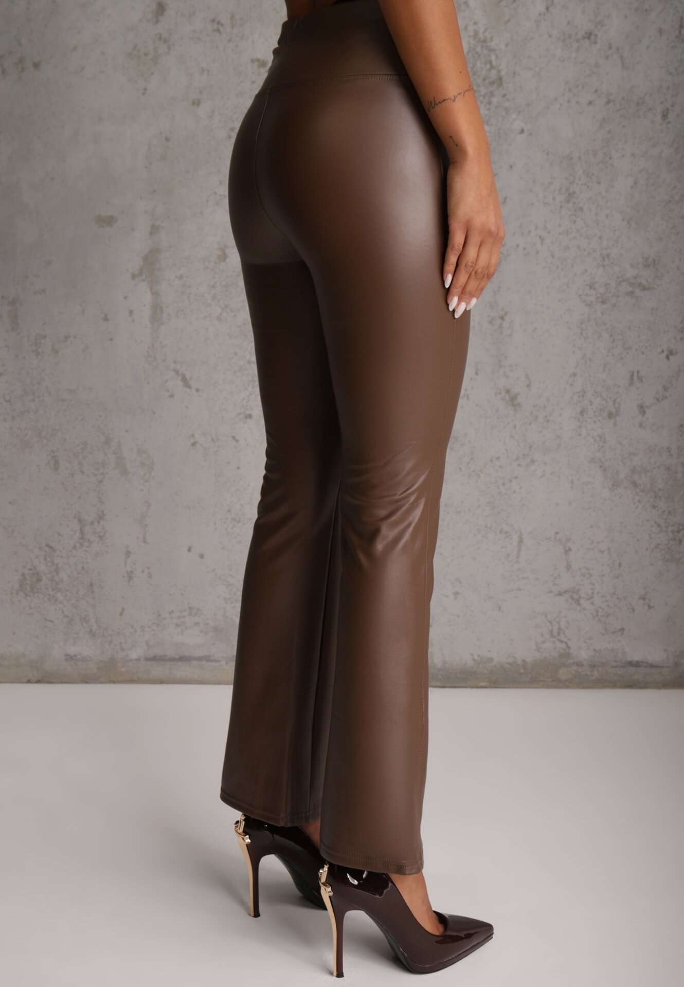 defox Pantaloni Maro cu croi clopot din piele ecologică și cu elastic în talie Dawi