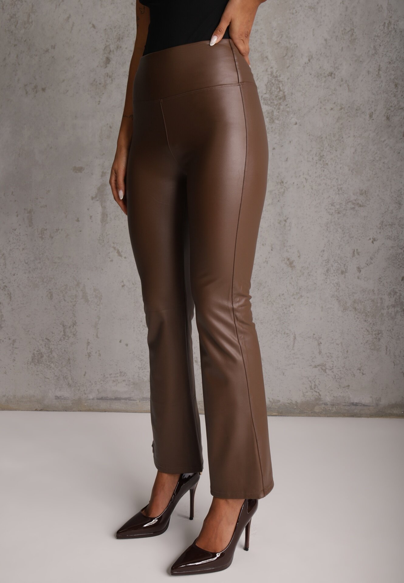 defox Pantaloni Maro cu croi clopot din piele ecologică și cu elastic în talie Dawi
