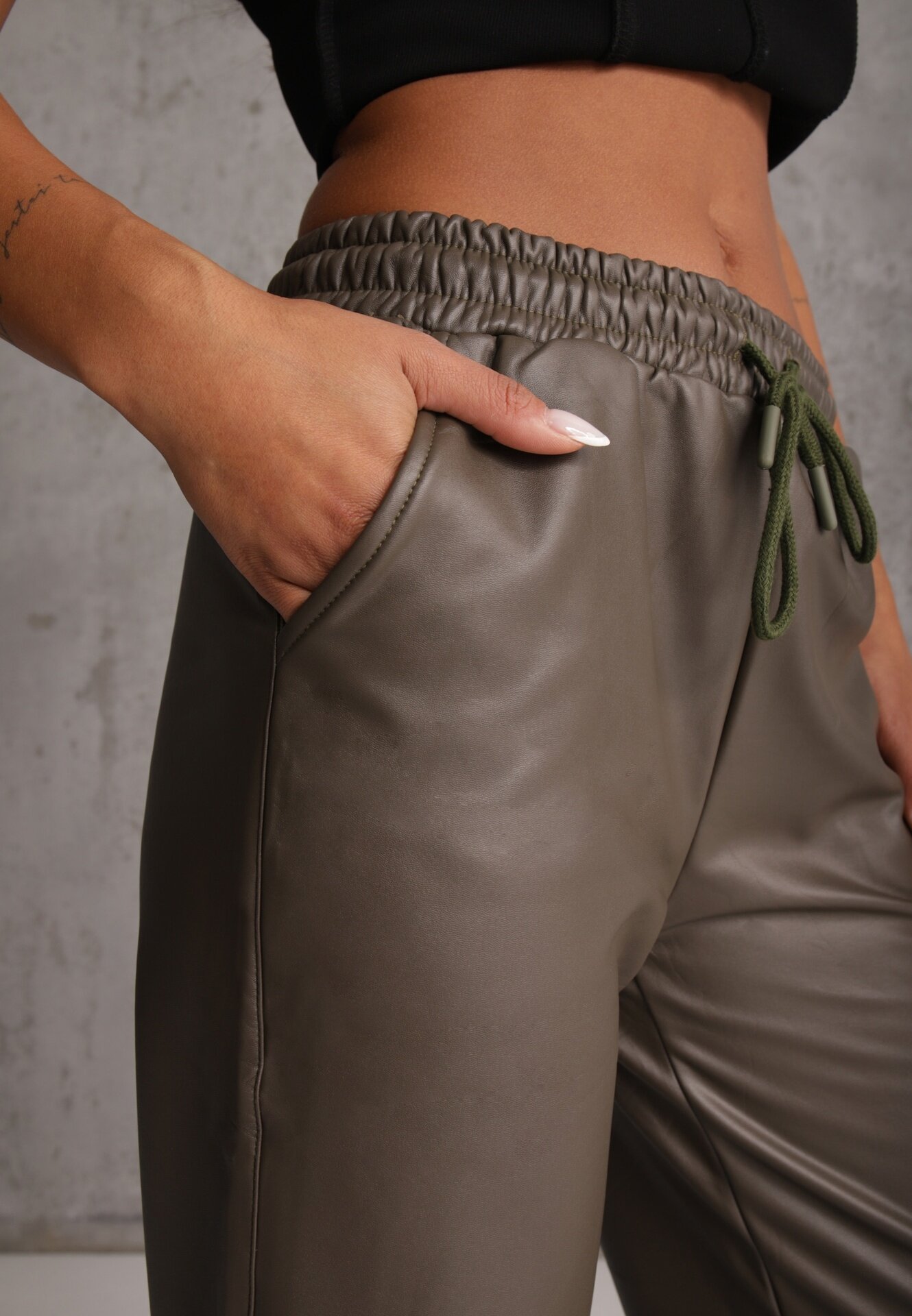 defox Pantaloni Verde cu picioare largi și elastic în talie din imitație de piele Agasa
