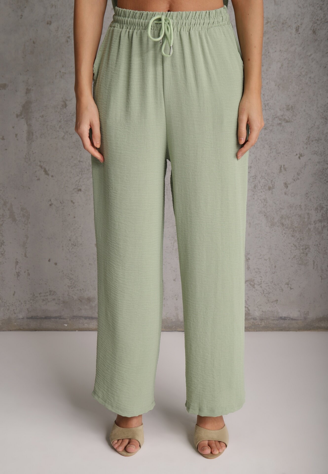 defox Set bogat în vâscoză Bluză fără mâneci cu broderie și pantaloni Allore Verde