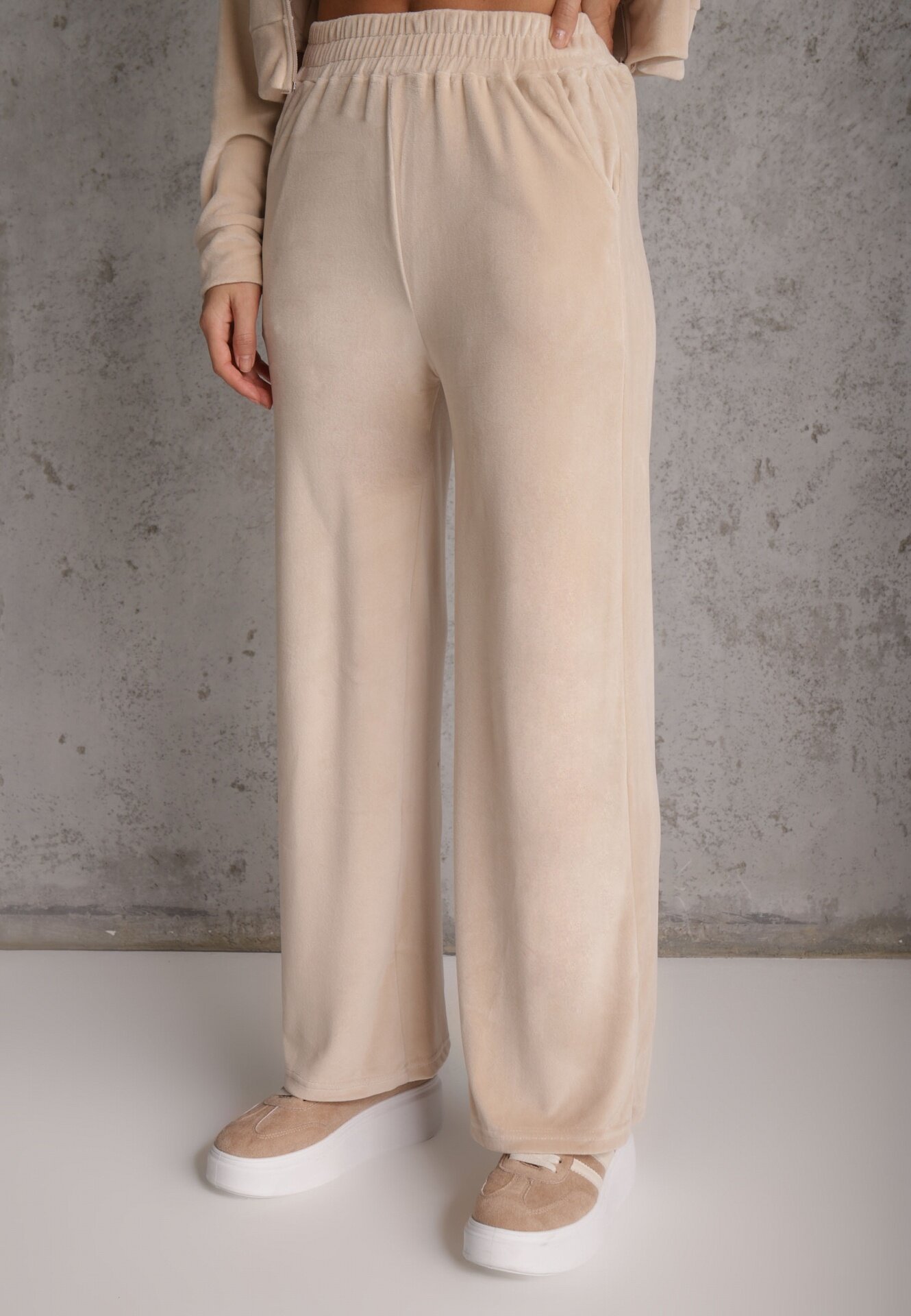 defox Set de trening bej din tricot de velur pantaloni largi și bluză scurtă Avilti