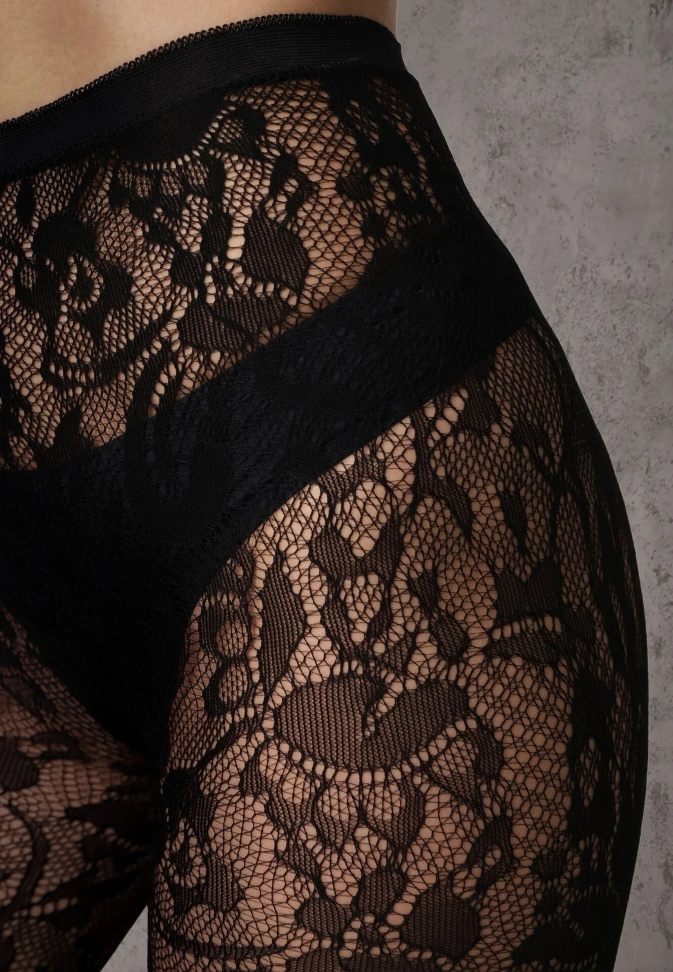  Dresuri Negre Dantelate într-un stil elegant Fihanoriel