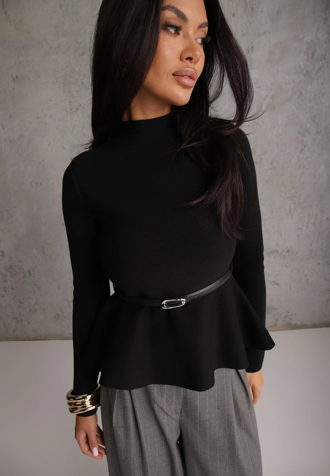 elsa.m by may Bluză elegantă din viscoză cu peplum și guler drept decorată cu o dungă îngustă cu cataramă Susila Neagră