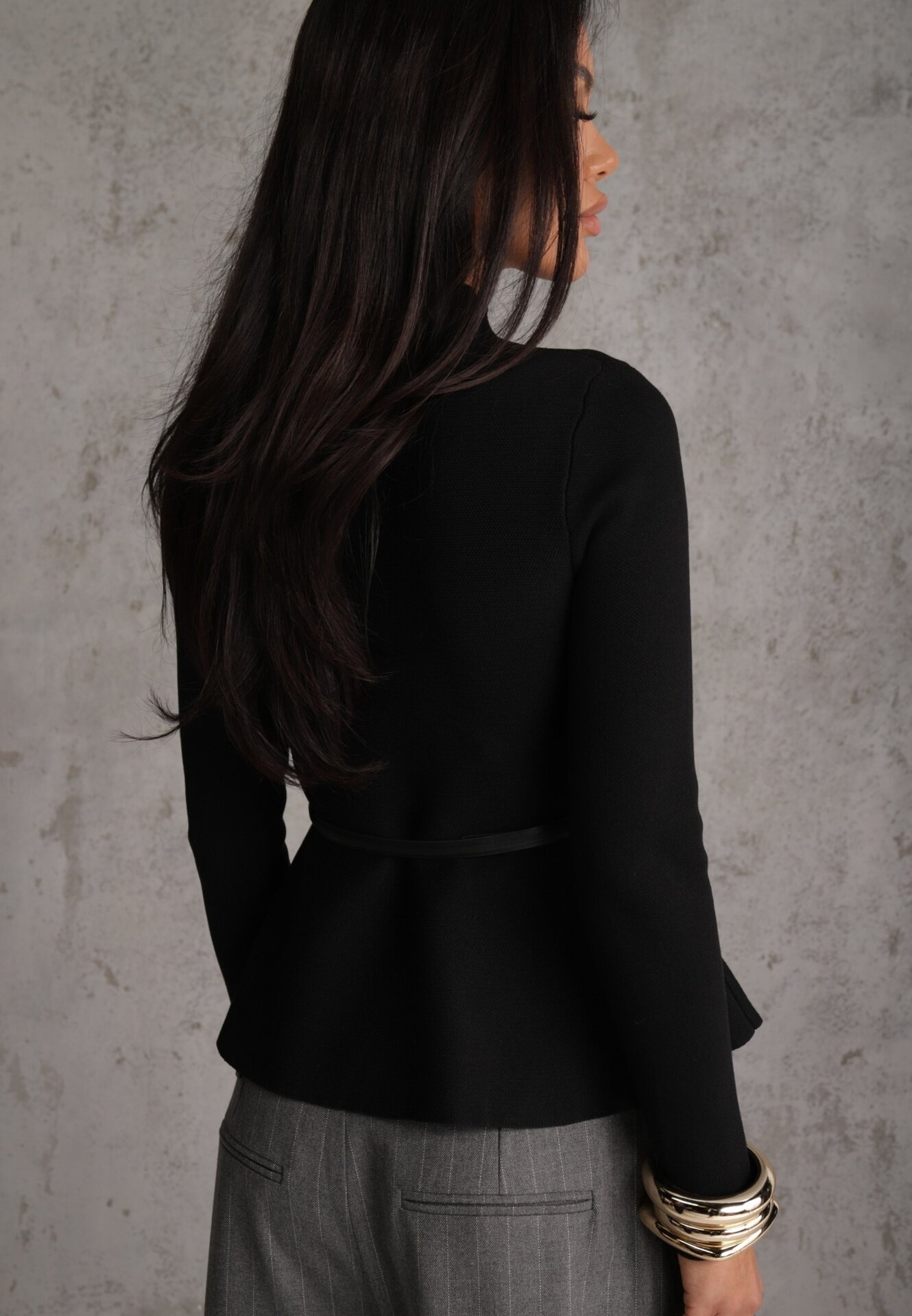 elsa.m by may Bluză elegantă din viscoză cu peplum și guler drept decorată cu o dungă îngustă cu cataramă Susila Neagră