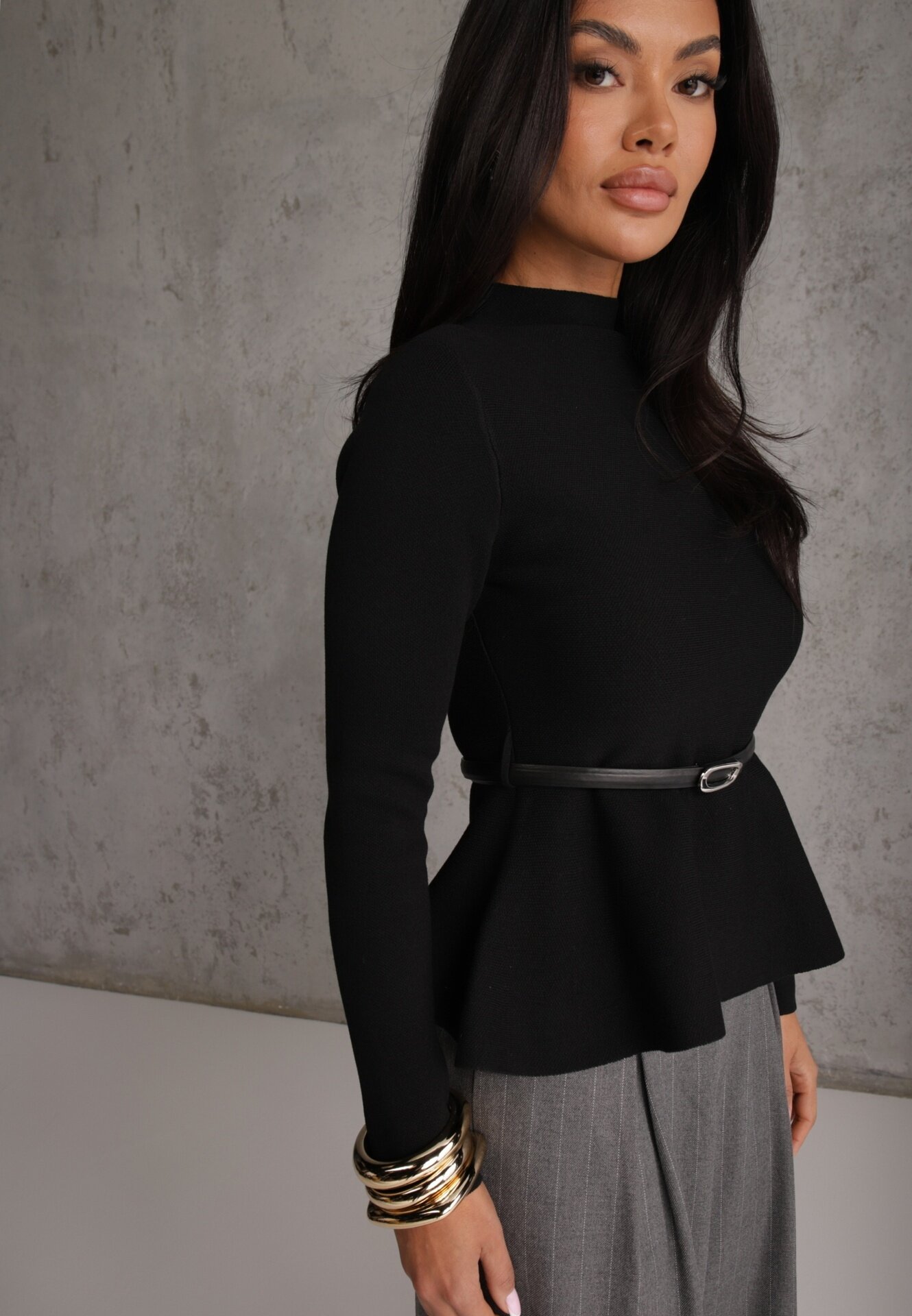 elsa.m by may Bluză elegantă din viscoză cu peplum și guler drept decorată cu o dungă îngustă cu cataramă Susila Neagră