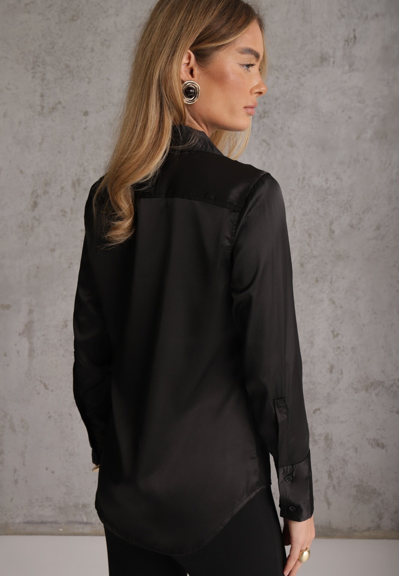 elsa.m by may Cămașă elegantă din țesătură din satin cu guler prelungit Joreja Neagră