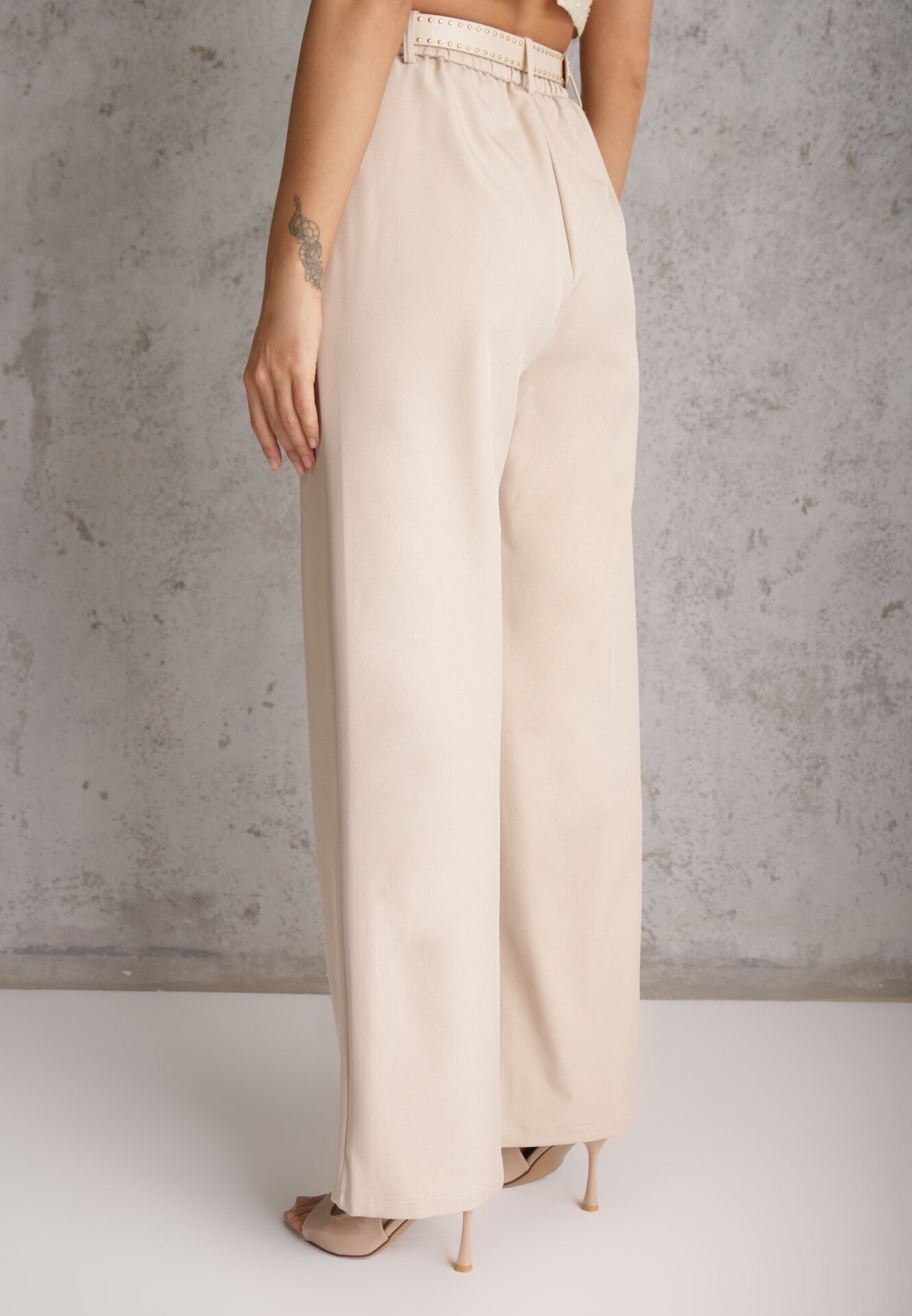 elsa.m by may Pantaloni eleganți cu croială largă și curea decorativă Airia Bej