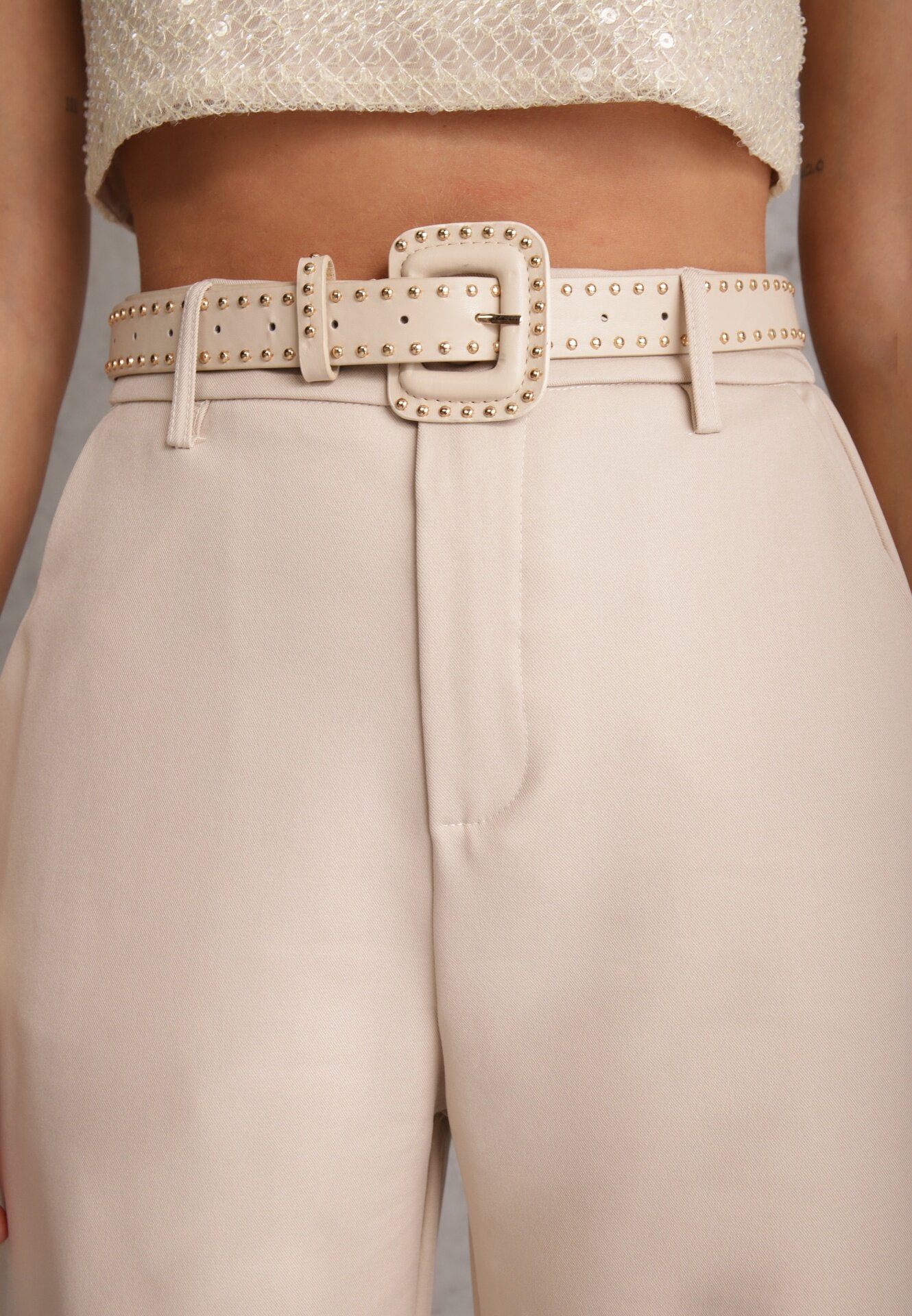 elsa.m by may Pantaloni eleganți cu croială largă și curea decorativă Airia Bej
