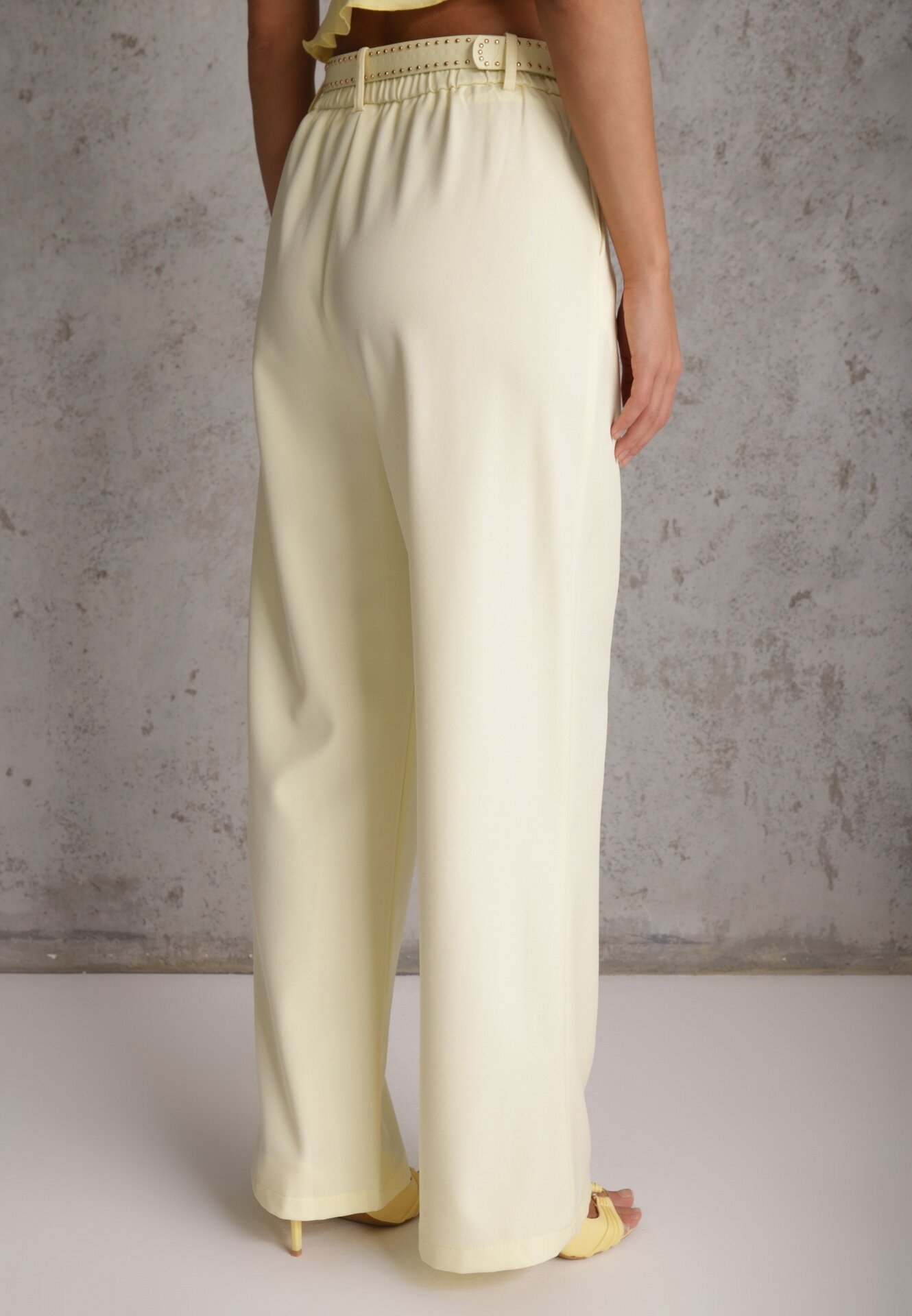 elsa.m by may Pantaloni eleganți cu croială largă și curea decorativă Airia Galbeni