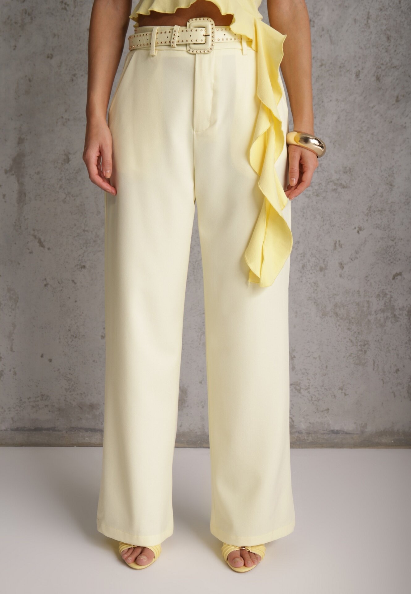 elsa.m by may Pantaloni eleganți cu croială largă și curea decorativă Airia Galbeni