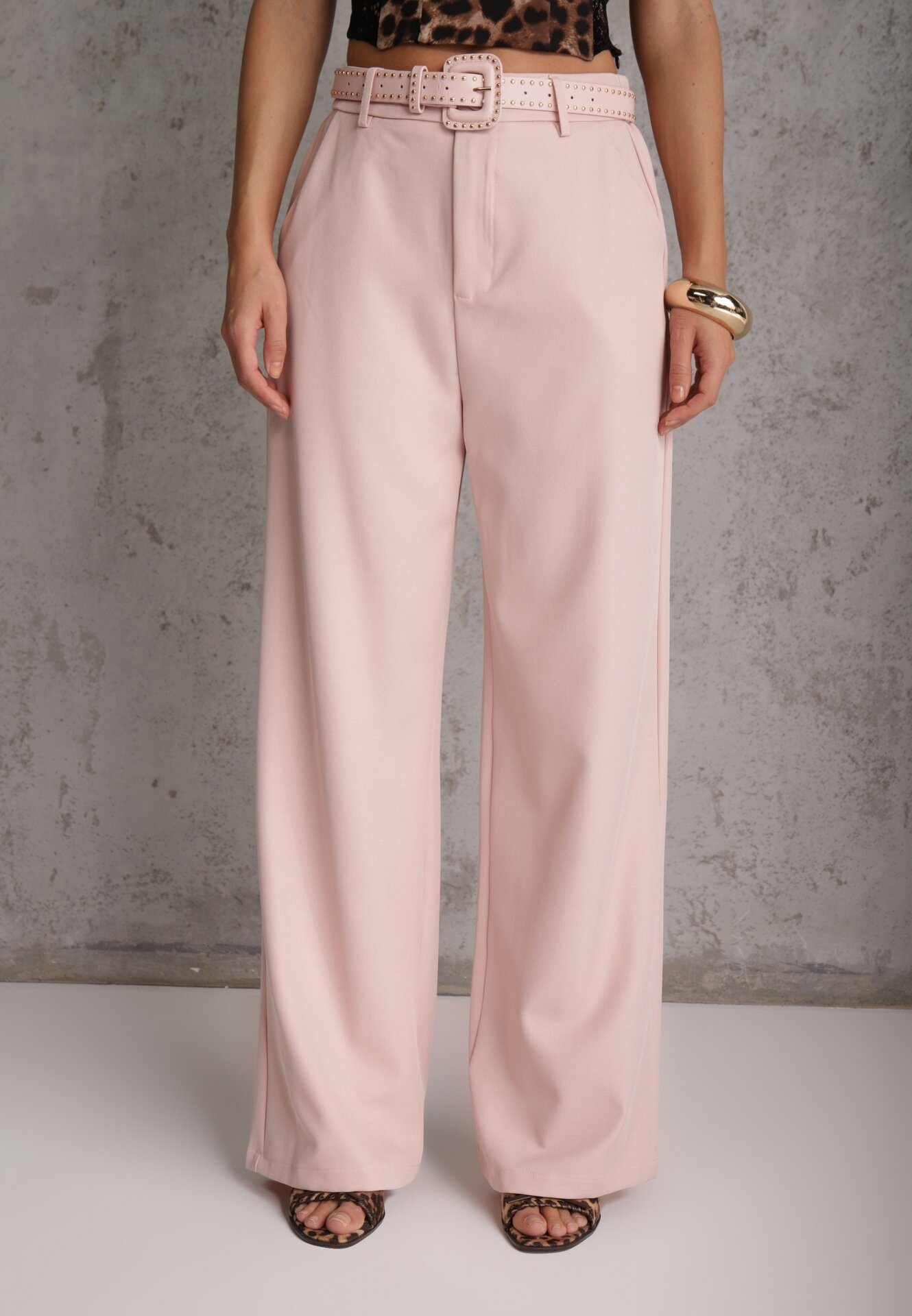 elsa.m by may Pantaloni eleganți cu croială largă și curea decorativă Airia Roz