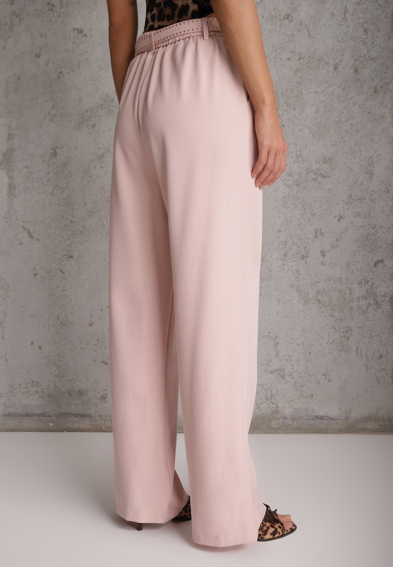 elsa.m by may Pantaloni eleganți cu croială largă și curea decorativă Airia Roz