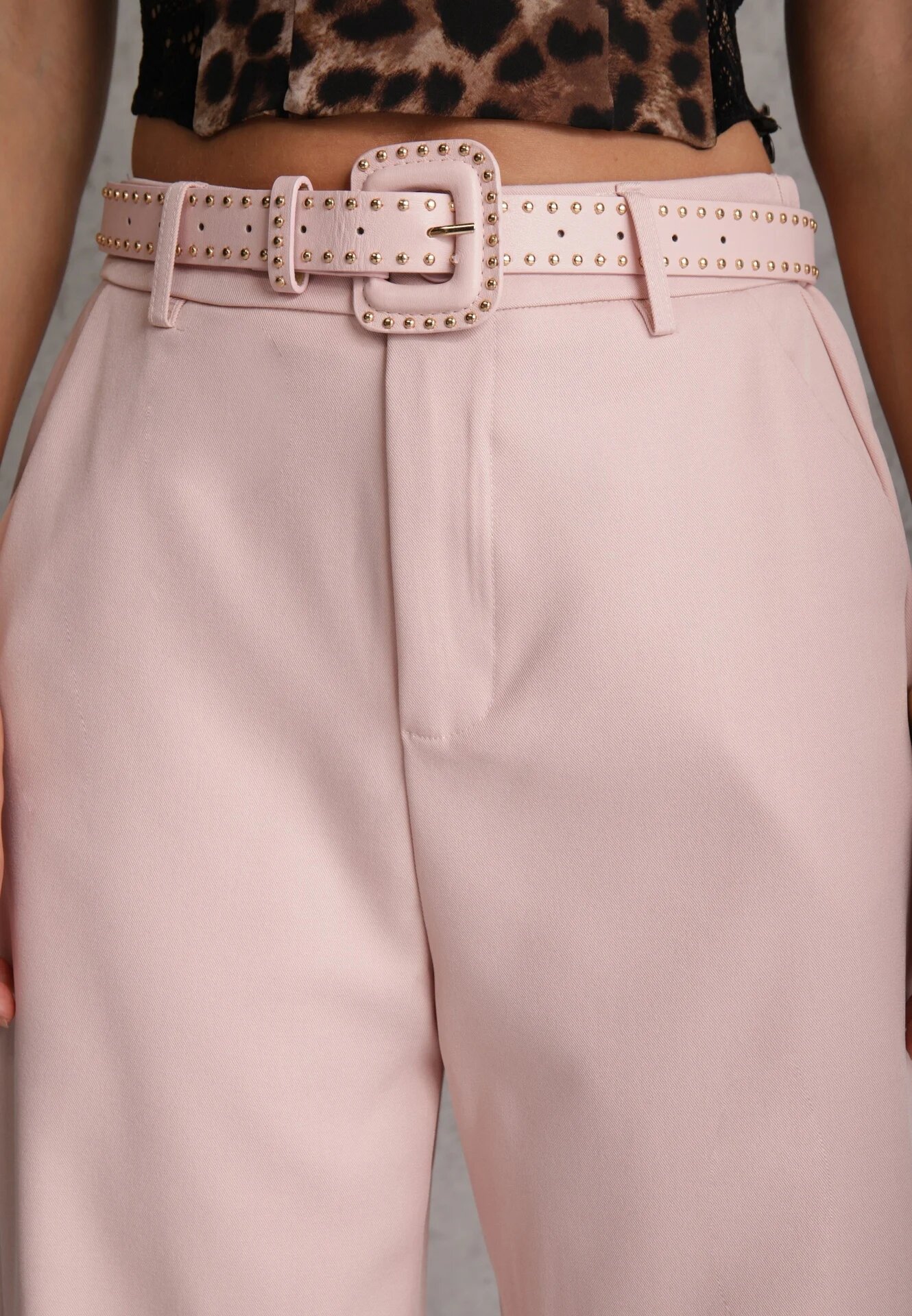 elsa.m by may Pantaloni eleganți cu croială largă și curea decorativă Airia Roz