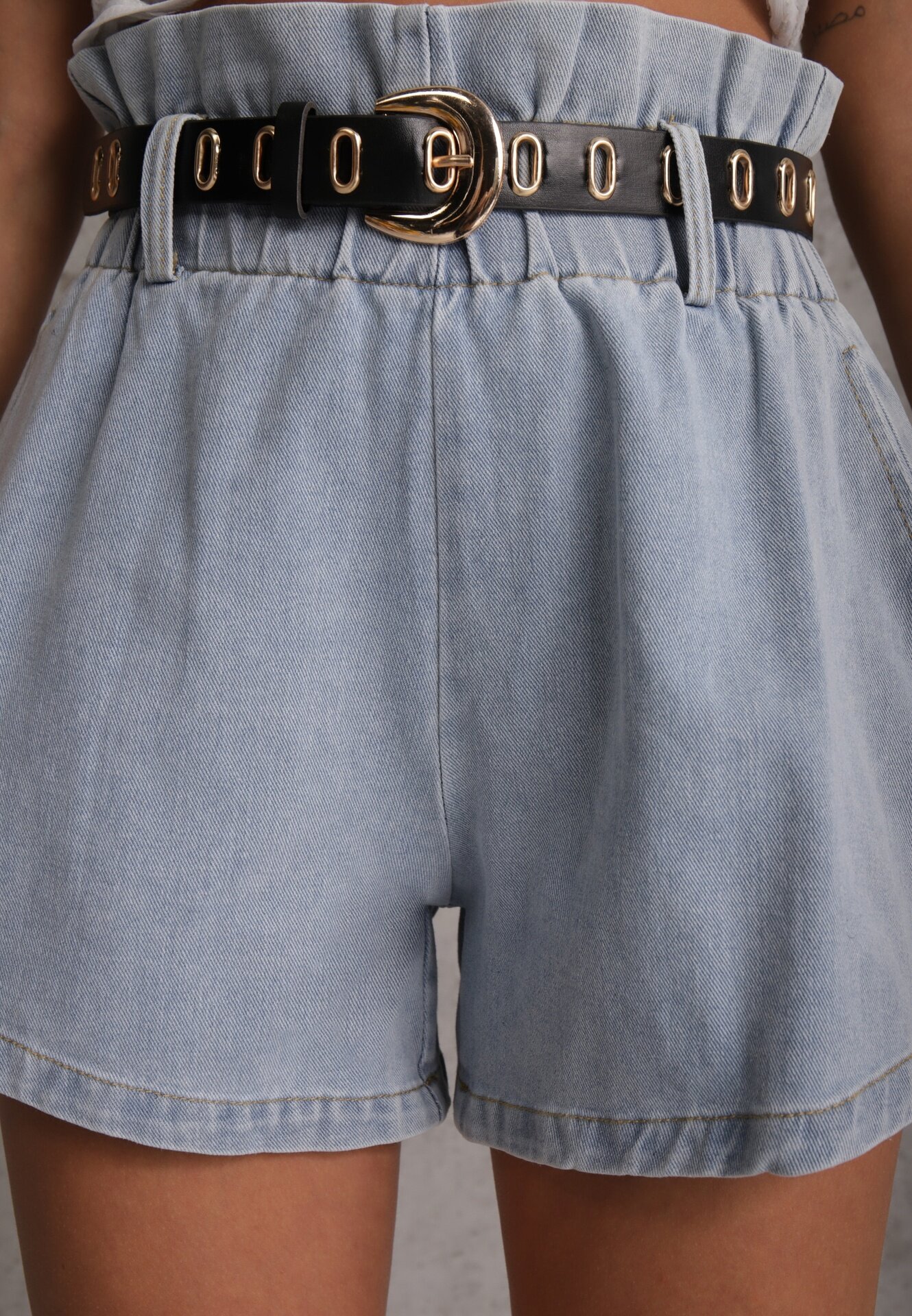elsa.m by may Pantaloni scurți albastru deschis din denim cu elastic în talie și cu curea din imitație de piele Alyssania