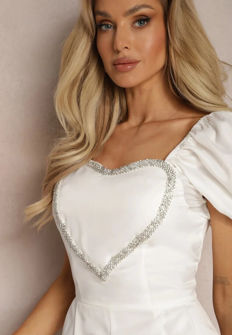 elsa.m by may Salopetă Scurtă Albă cu Mâneci Căzute și cu o Inimă din Zirconiu Yelara
