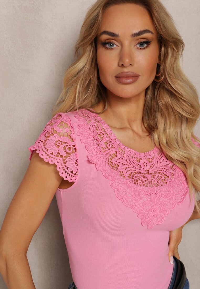 fashion Tricou Roz din Material Reiat cu Mâneci din Dantelă și Decolteu Hlilada