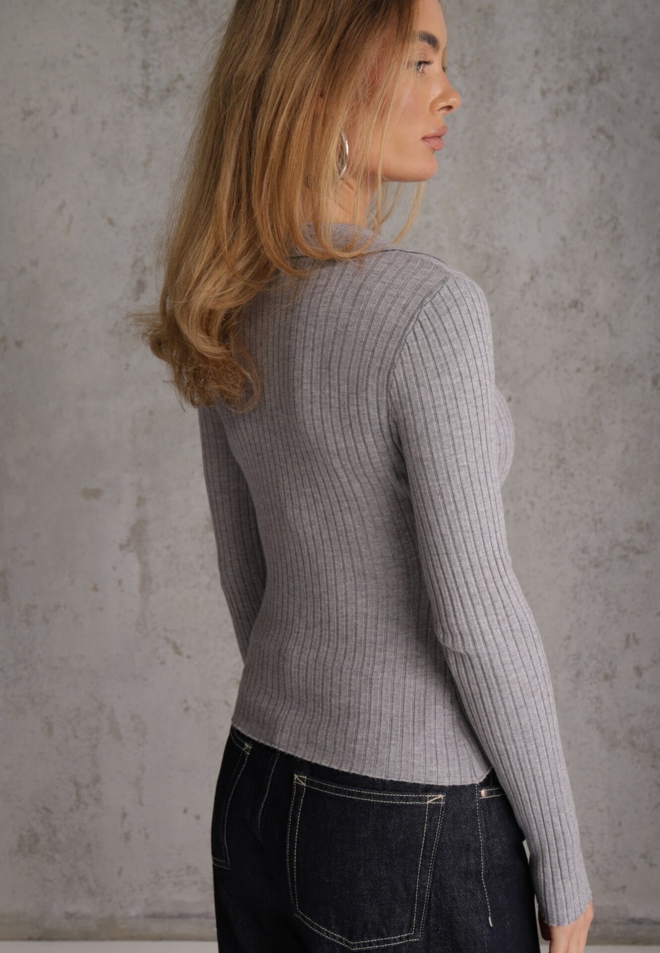 glo-story Bluză slim fit cu nasturi din tricot rib cu guler și decolteu în V Awente Gri