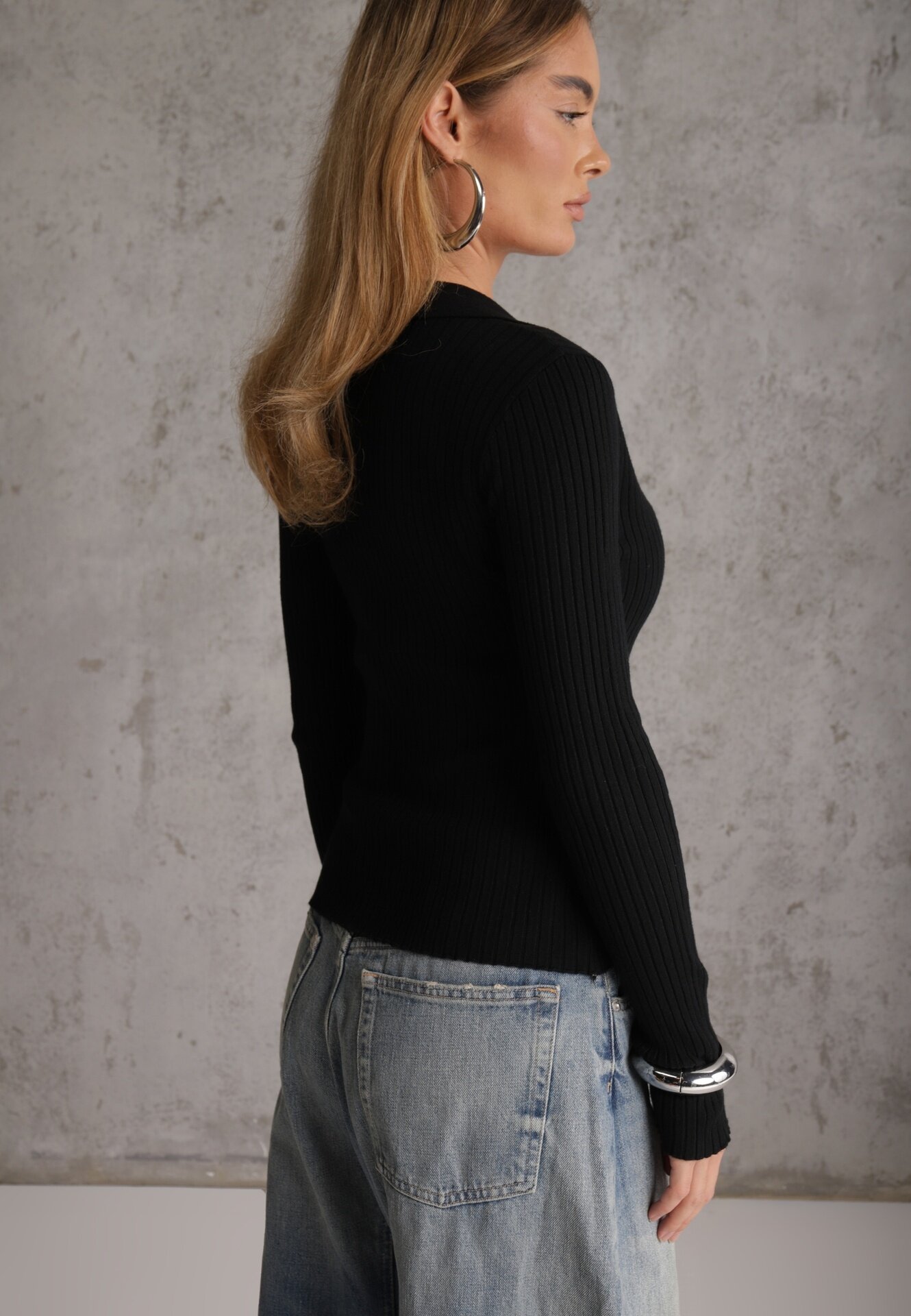 glo-story Bluză slim fit cu nasturi din tricot rib cu guler și decolteu în V Awente Neagră