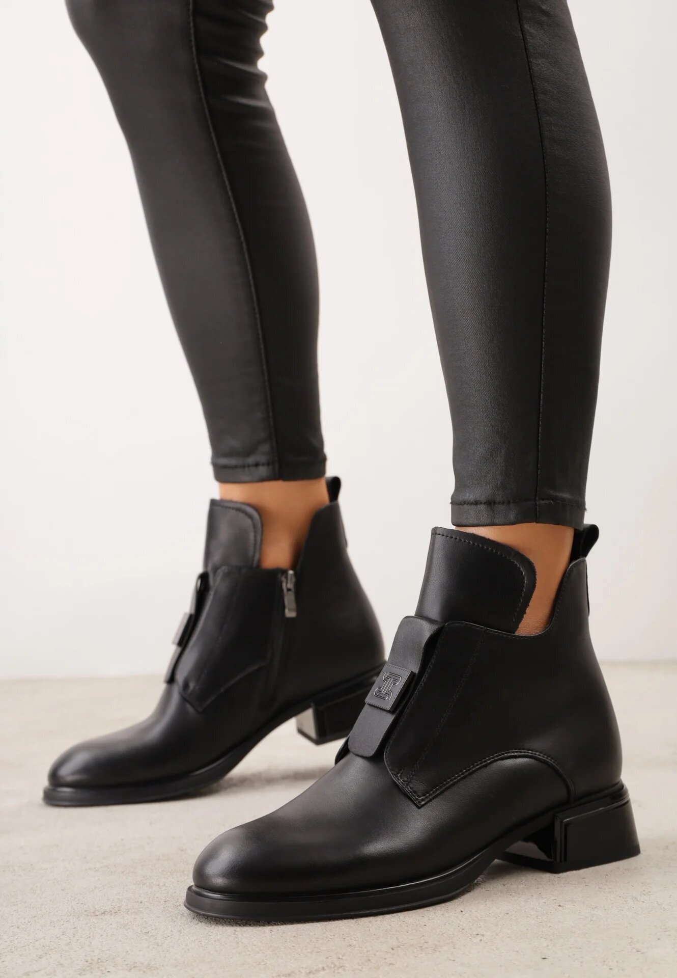 goodin Botine din piele naturală cu toc plat decorate cu aplicație și decupaje Gilith Negre