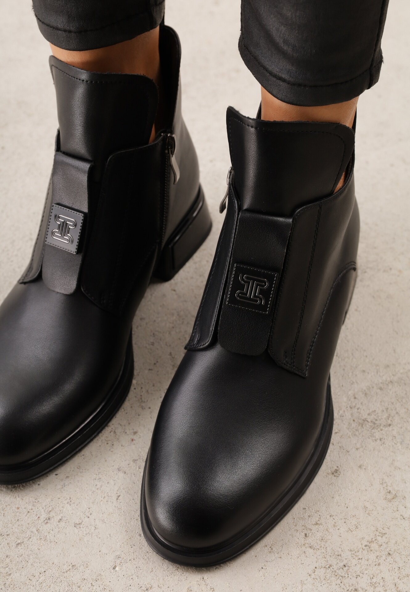 goodin Botine din piele naturală cu toc plat decorate cu aplicație și decupaje Gilith Negre