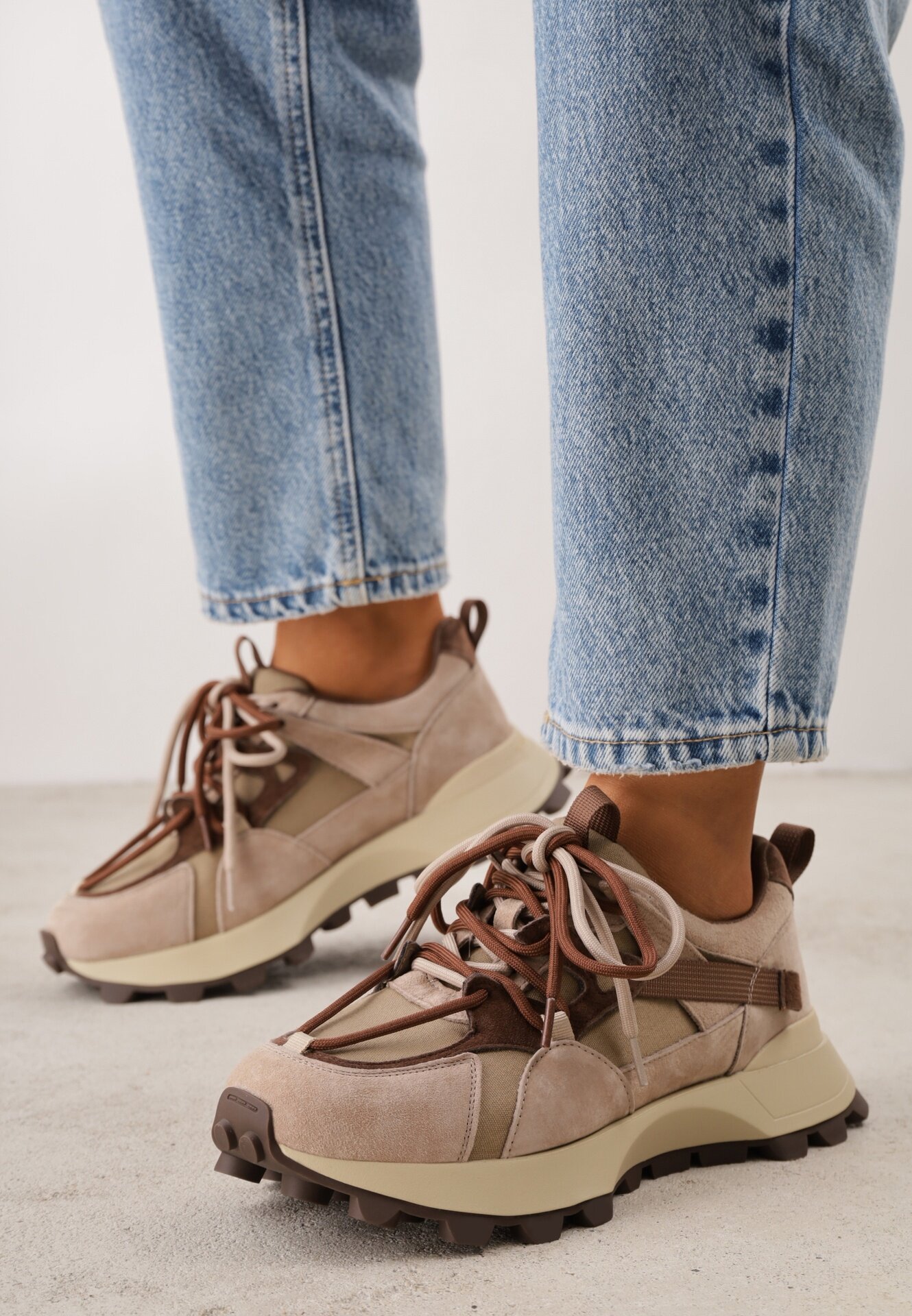 goodin Sneakers chunky din piele întoarsă cu tip cravată dublu și perforații Kildei Bej