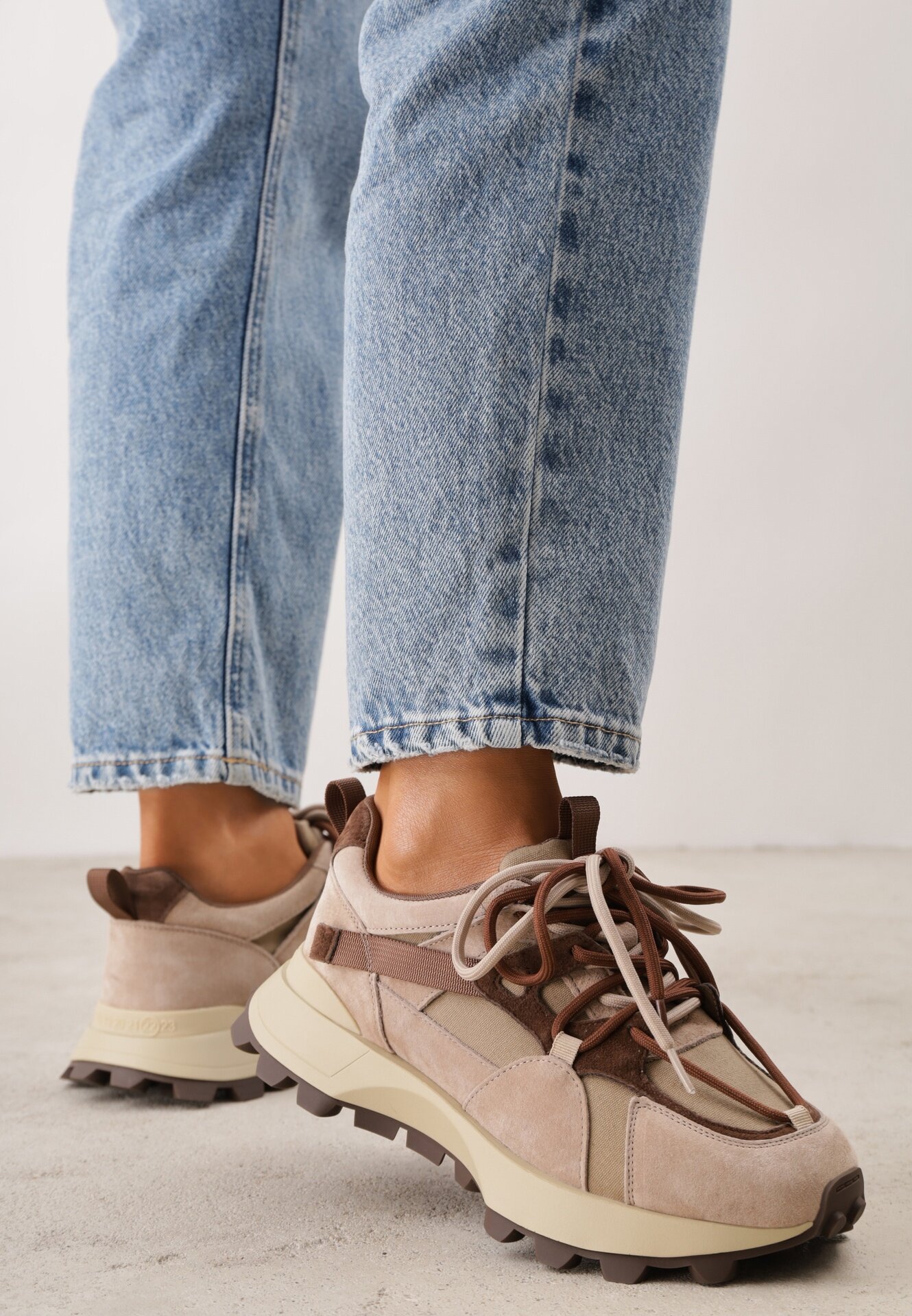 goodin Sneakers chunky din piele întoarsă cu tip cravată dublu și perforații Kildei Bej