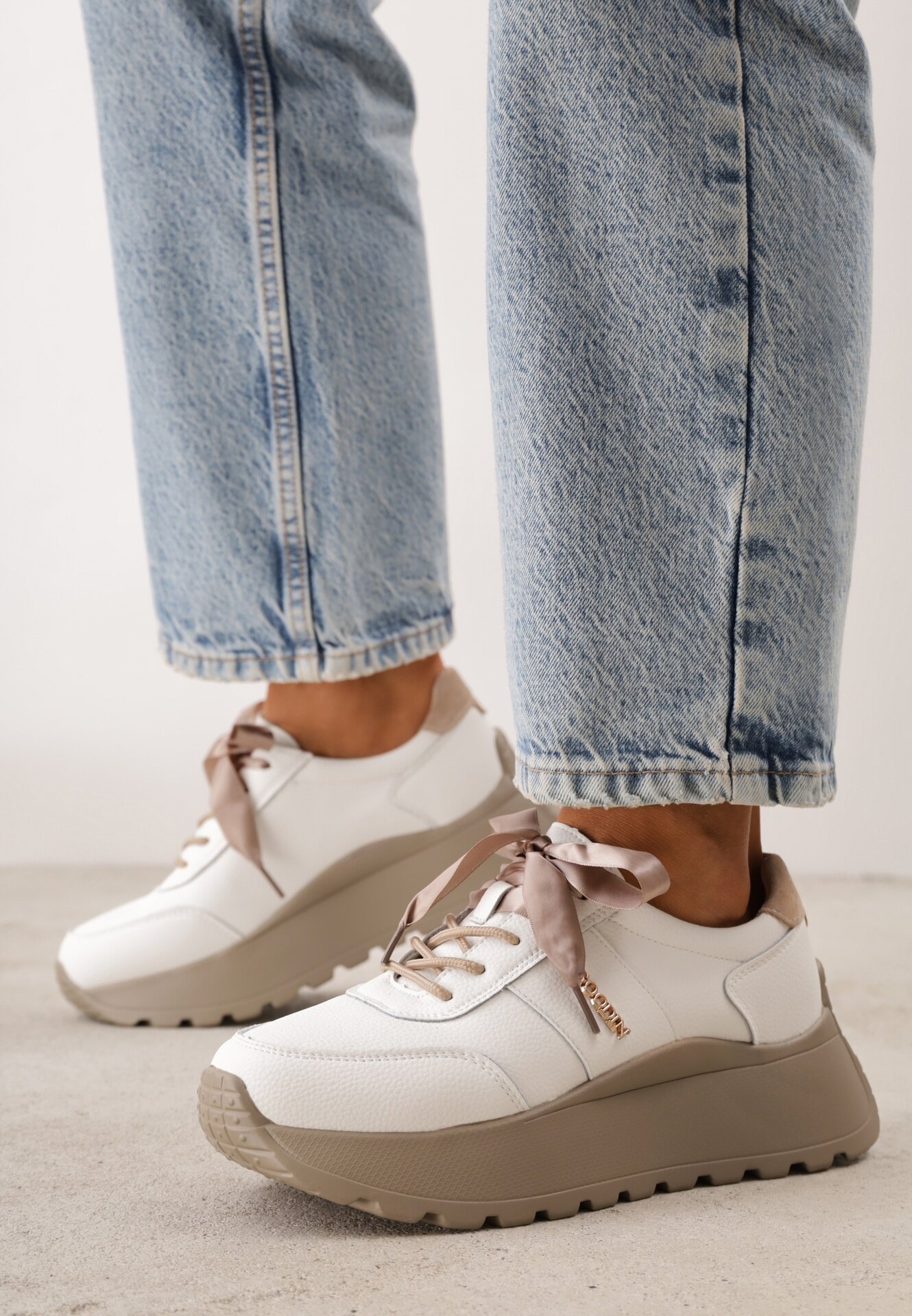 goodin Sneakers din piele cu două perechi de șireturi pe platformă Crocefissa Albi