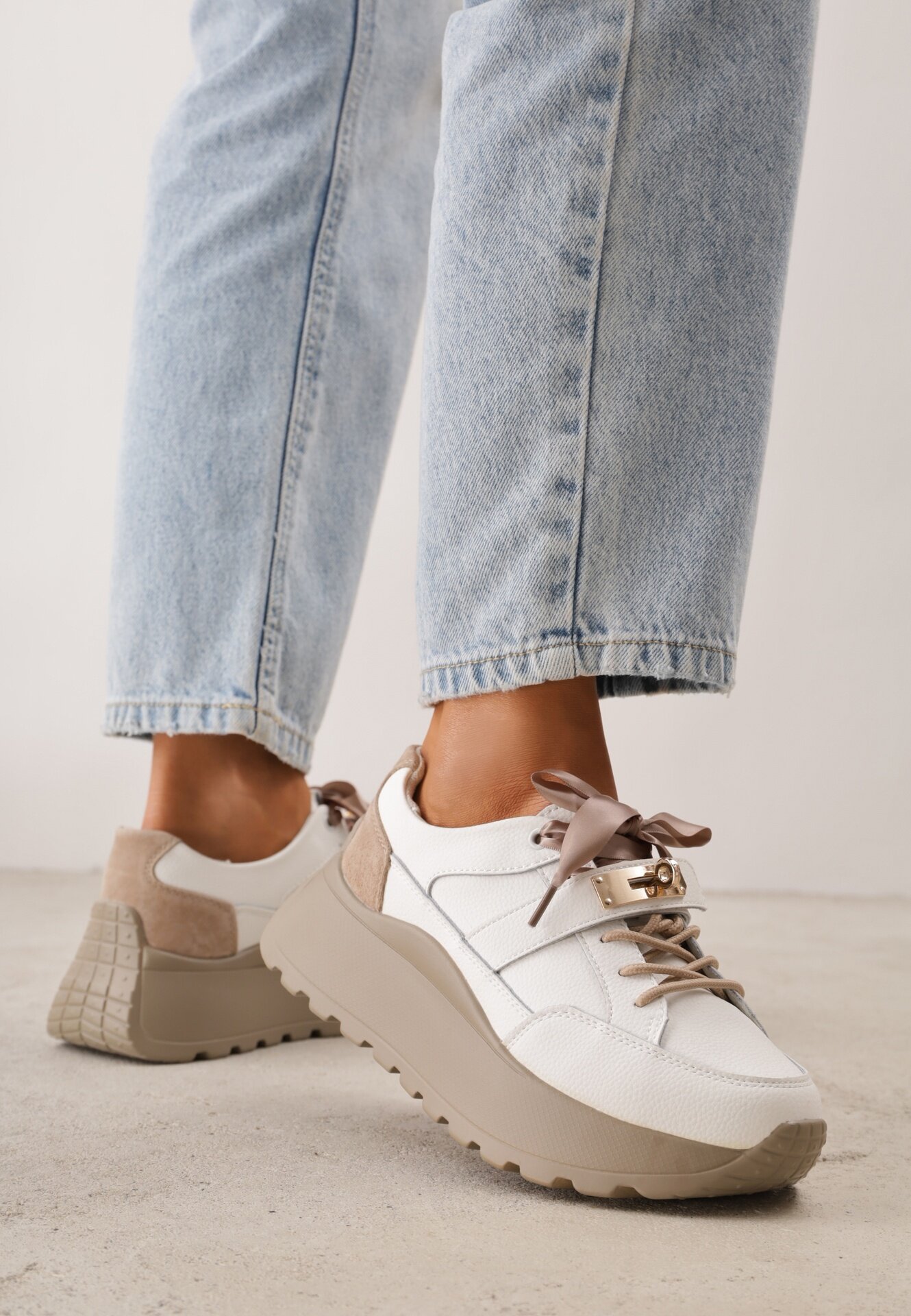 goodin Sneakers din piele naturală decorați cu închidere metalică și fundă din panglică Citlala Albi