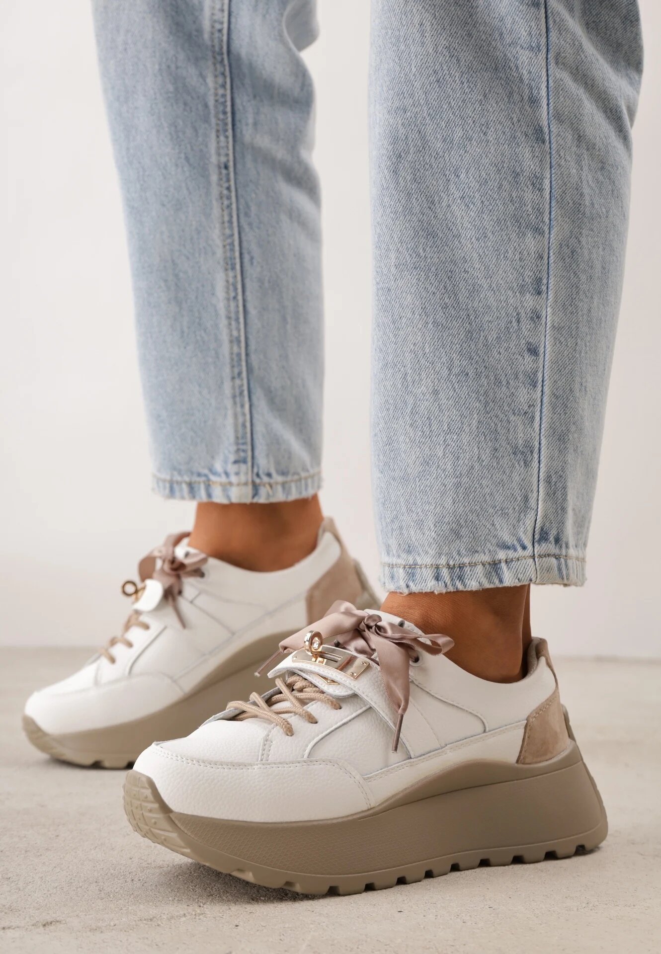 goodin Sneakers din piele naturală decorați cu închidere metalică și fundă din panglică Citlala Albi