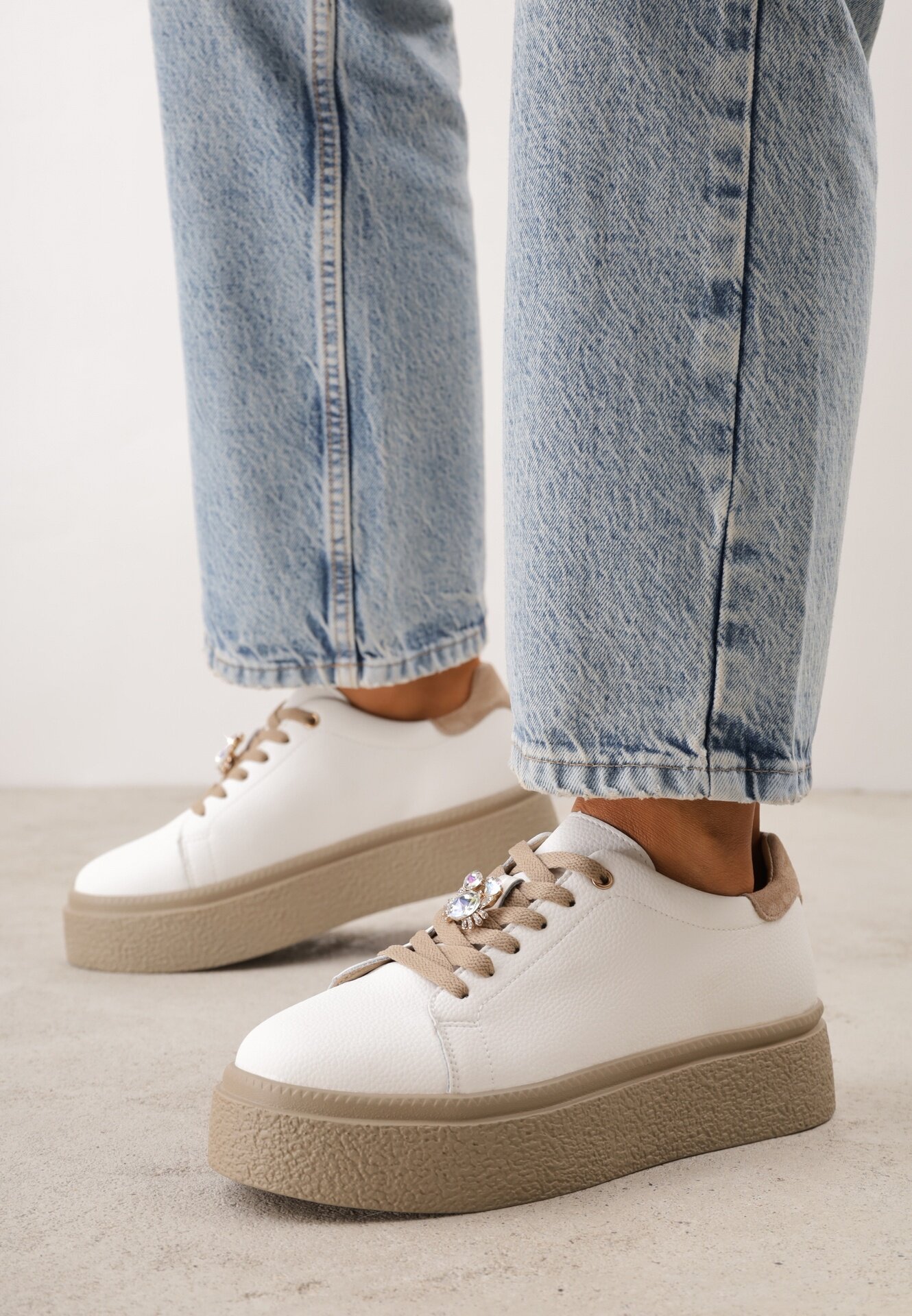 goodin Sneakers minimaliste din piele pe platformă cu aplicație cu strasuri Gorisa Alb cu bej