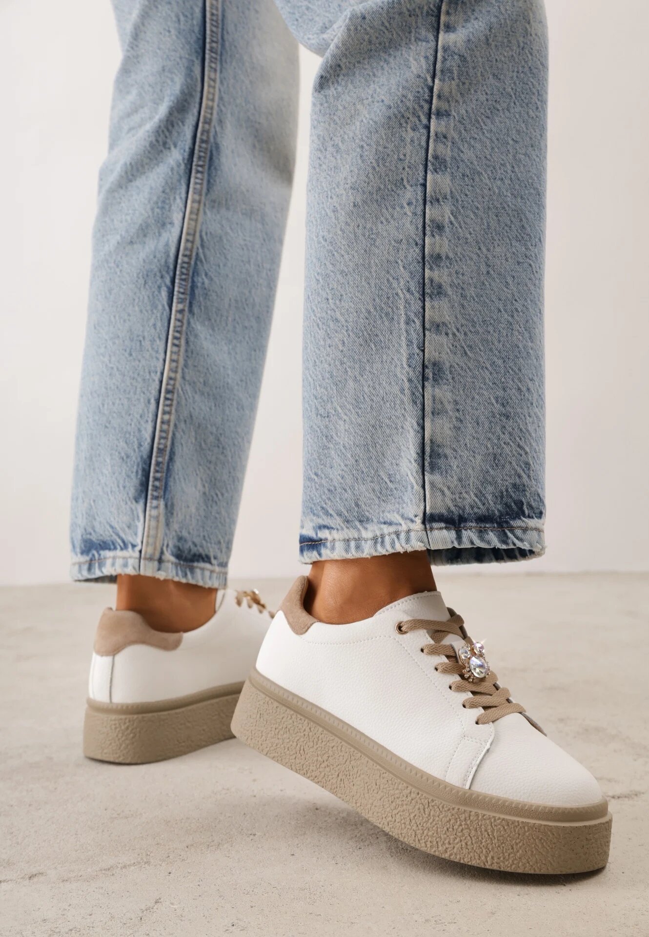 goodin Sneakers minimaliste din piele pe platformă cu aplicație cu strasuri Gorisa Alb cu bej