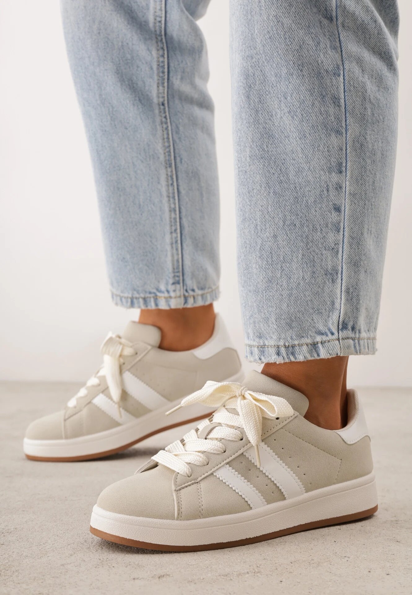 gowin Sneakerși bej decorați cu curele Dolirenna