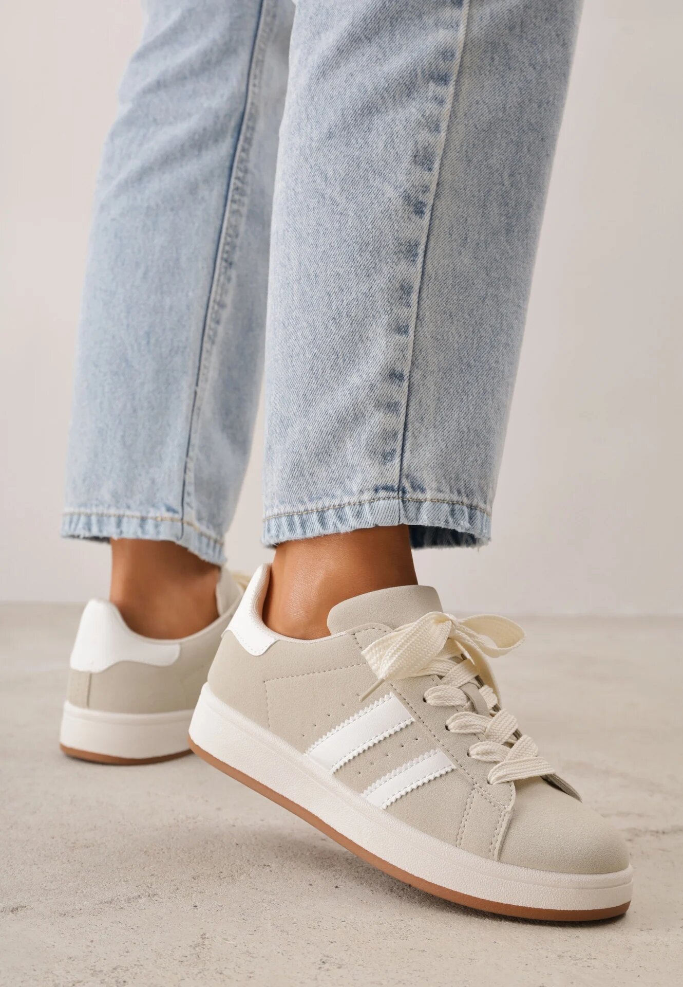 gowin Sneakerși bej decorați cu curele Dolirenna