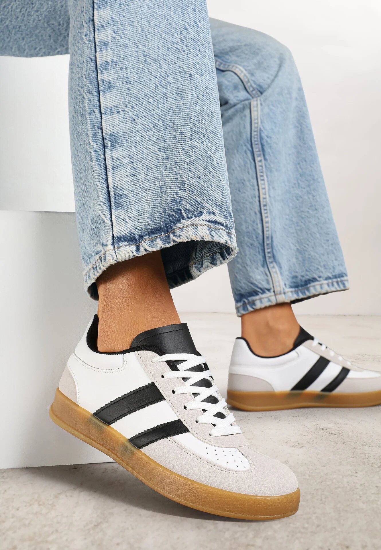 gowin Sneakersy Biało-Czarne în stilul tenisilor clasici Decorați cu cusături Ivelfia