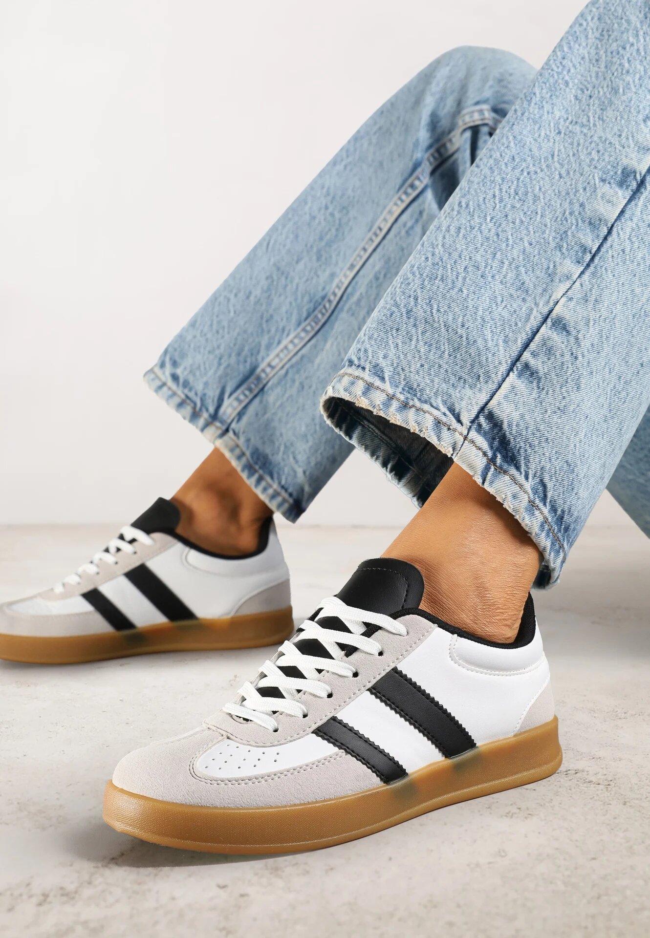 gowin Sneakersy Biało-Czarne în stilul tenisilor clasici Decorați cu cusături Ivelfia