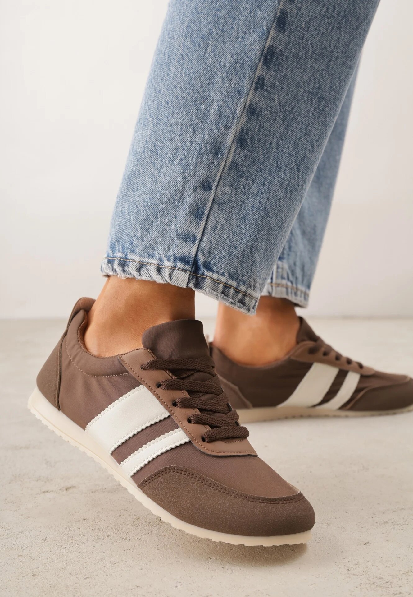 ideal Adidași Maro în Stilul Tenișilor Clasici cu Încrețituri la Spate Aiglise