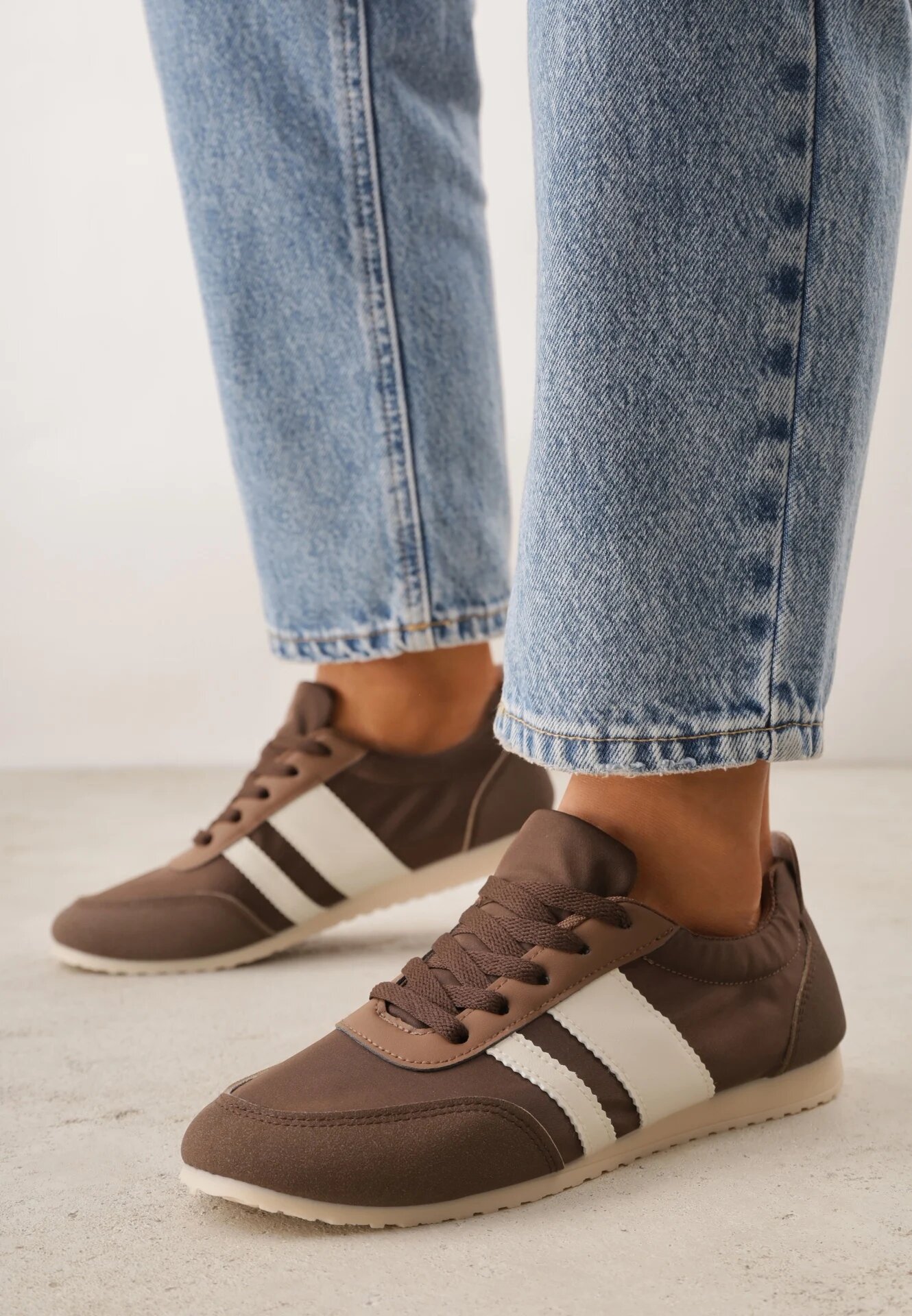 ideal Adidași Maro în Stilul Tenișilor Clasici cu Încrețituri la Spate Aiglise