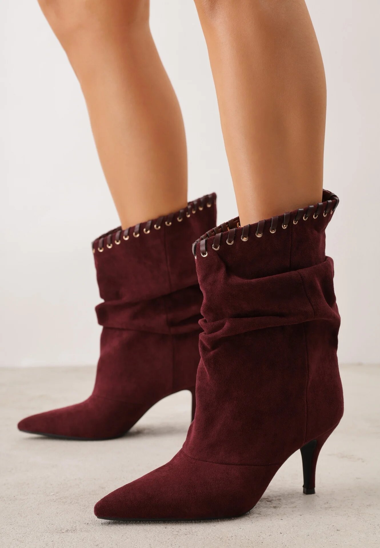 ideal Botine Slouchy cu toc stiletto din imitație de piele întoarsă cu ochiuri metalice decorative Tallie Bordo