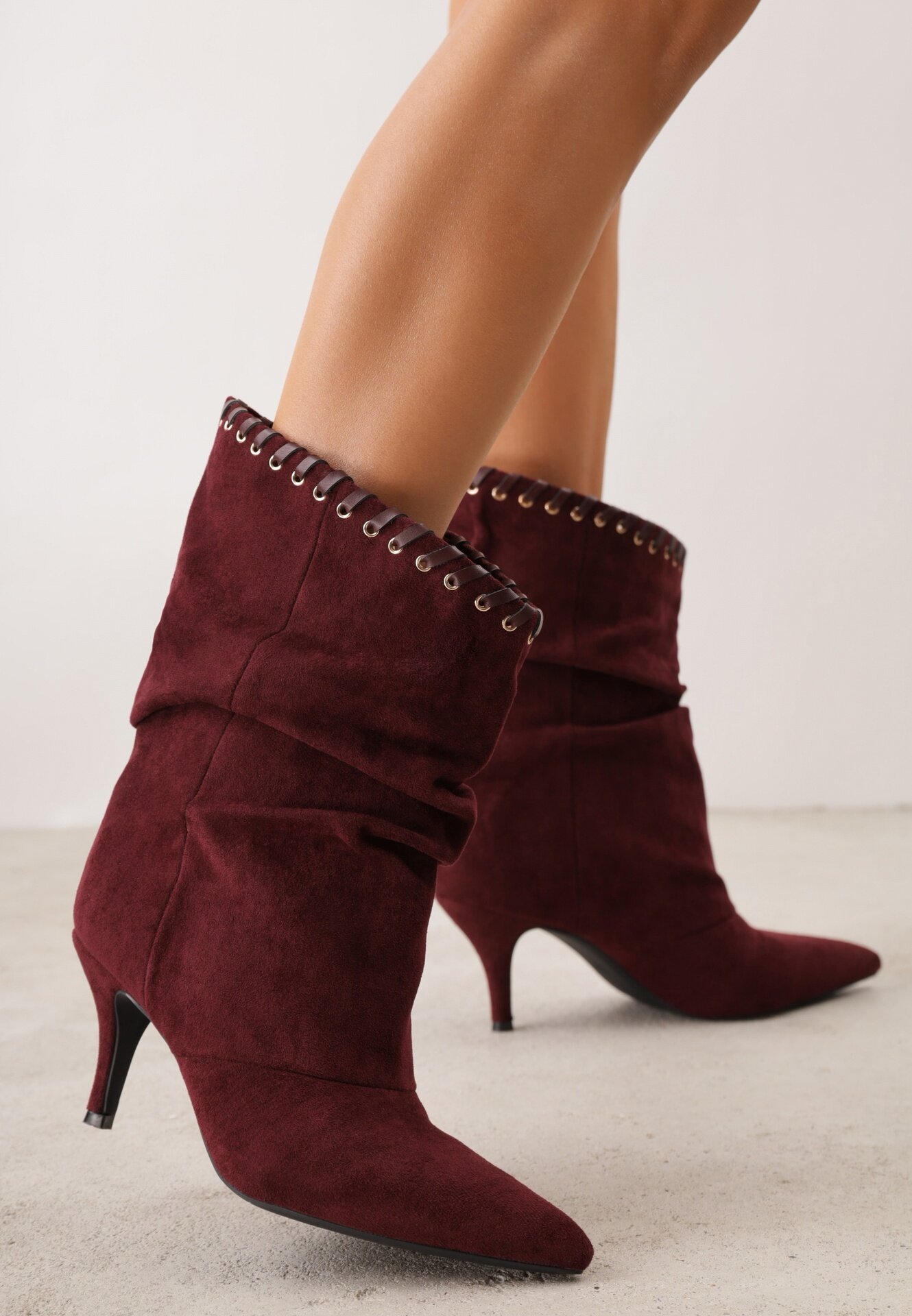 ideal Botine Slouchy cu toc stiletto din imitație de piele întoarsă cu ochiuri metalice decorative Tallie Bordo