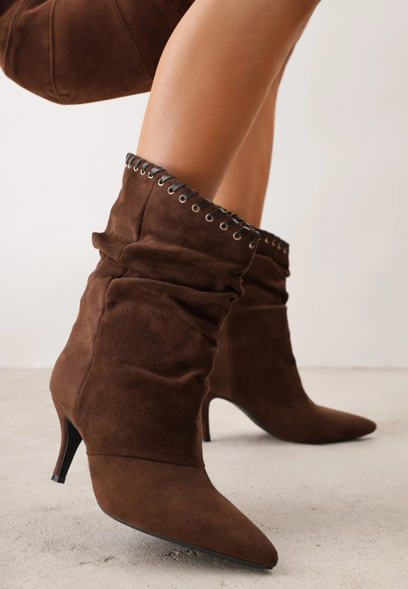 ideal Botine Slouchy cu toc stiletto din imitație de piele întoarsă cu ochiuri metalice decorative Tallie Maro