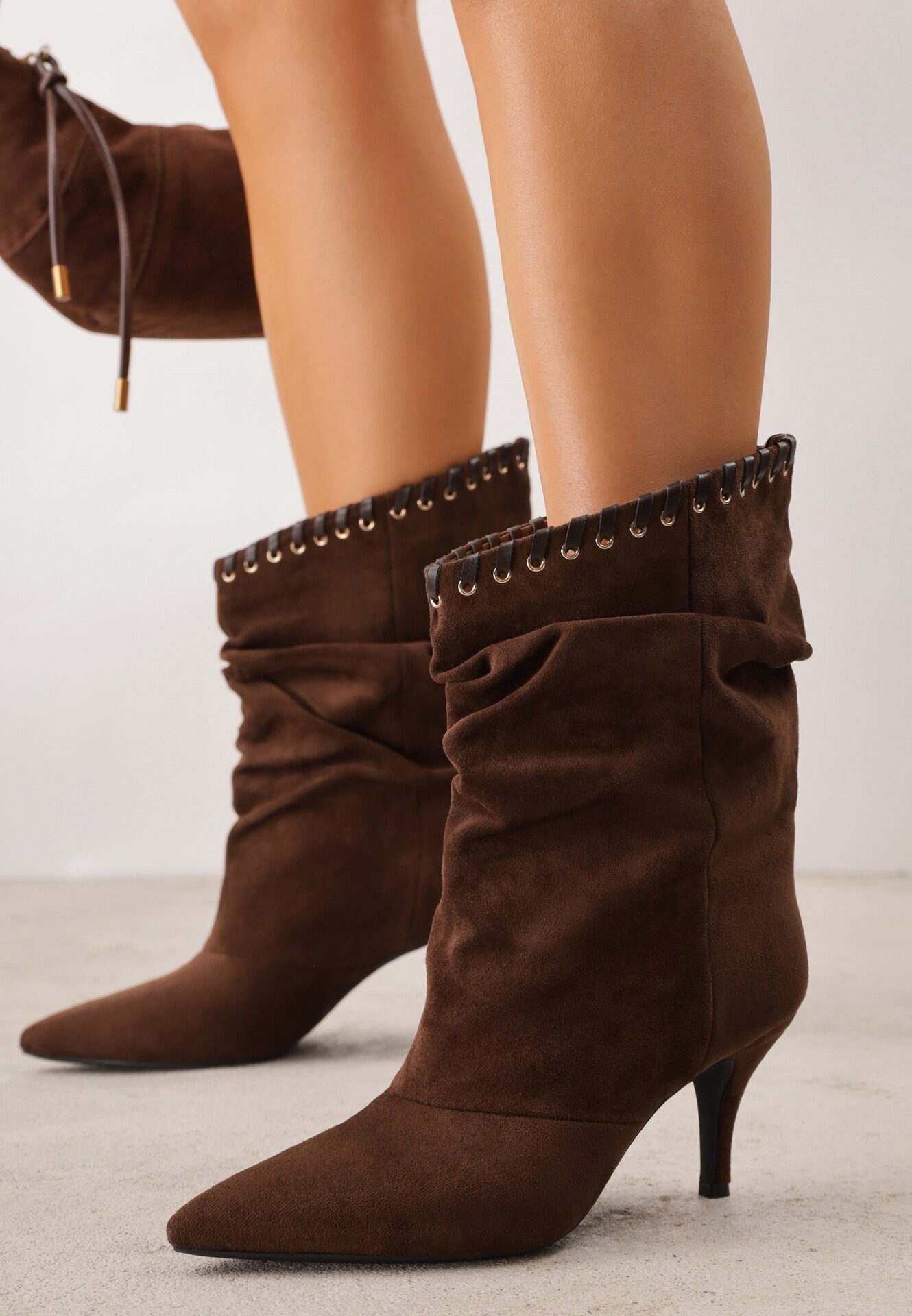 ideal Botine Slouchy cu toc stiletto din imitație de piele întoarsă cu ochiuri metalice decorative Tallie Maro