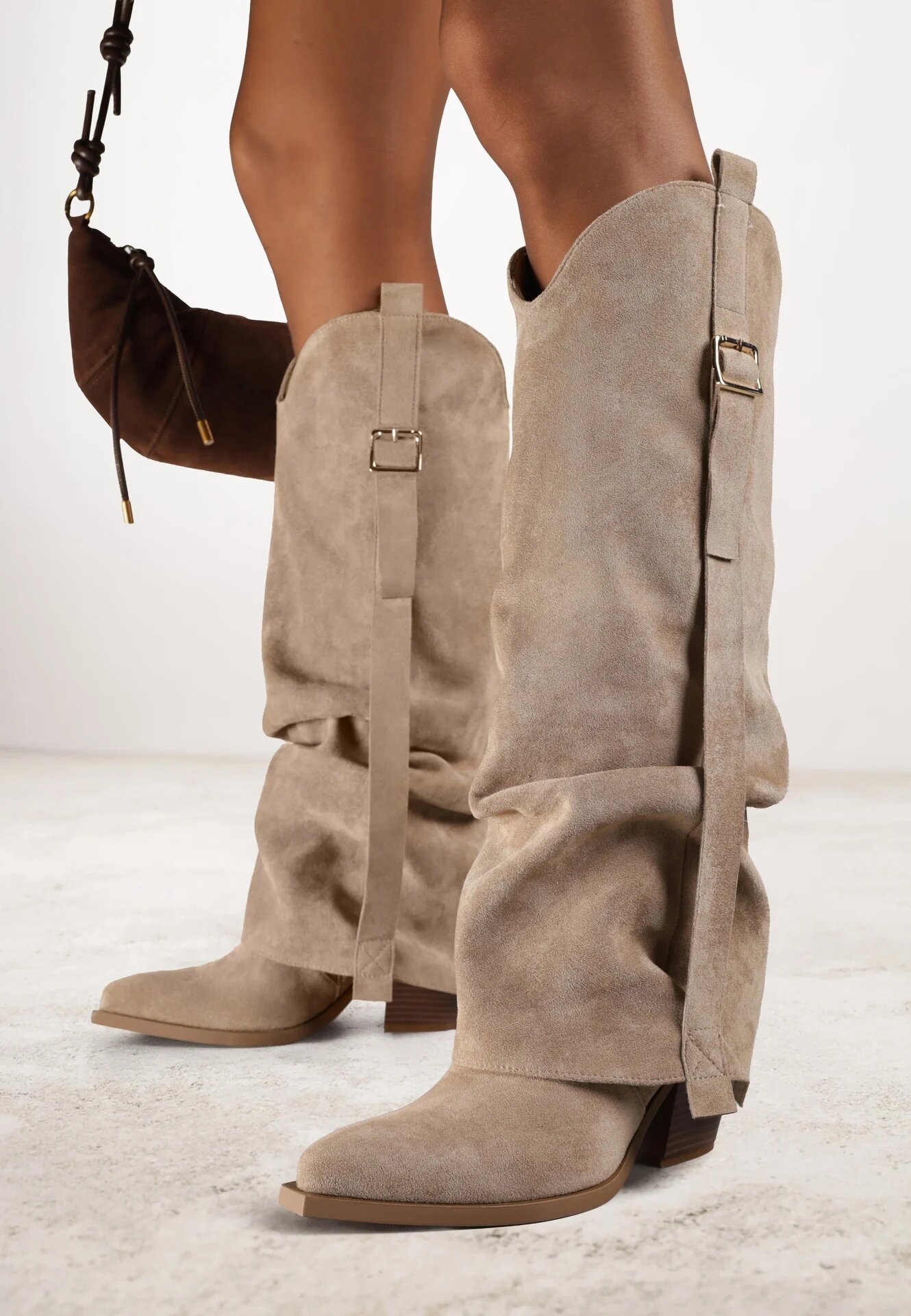 ideal Cizme bej închise pe toc conic stil cowboy decorate cu cataramă și cu carâmb răsfrânt Nalirella