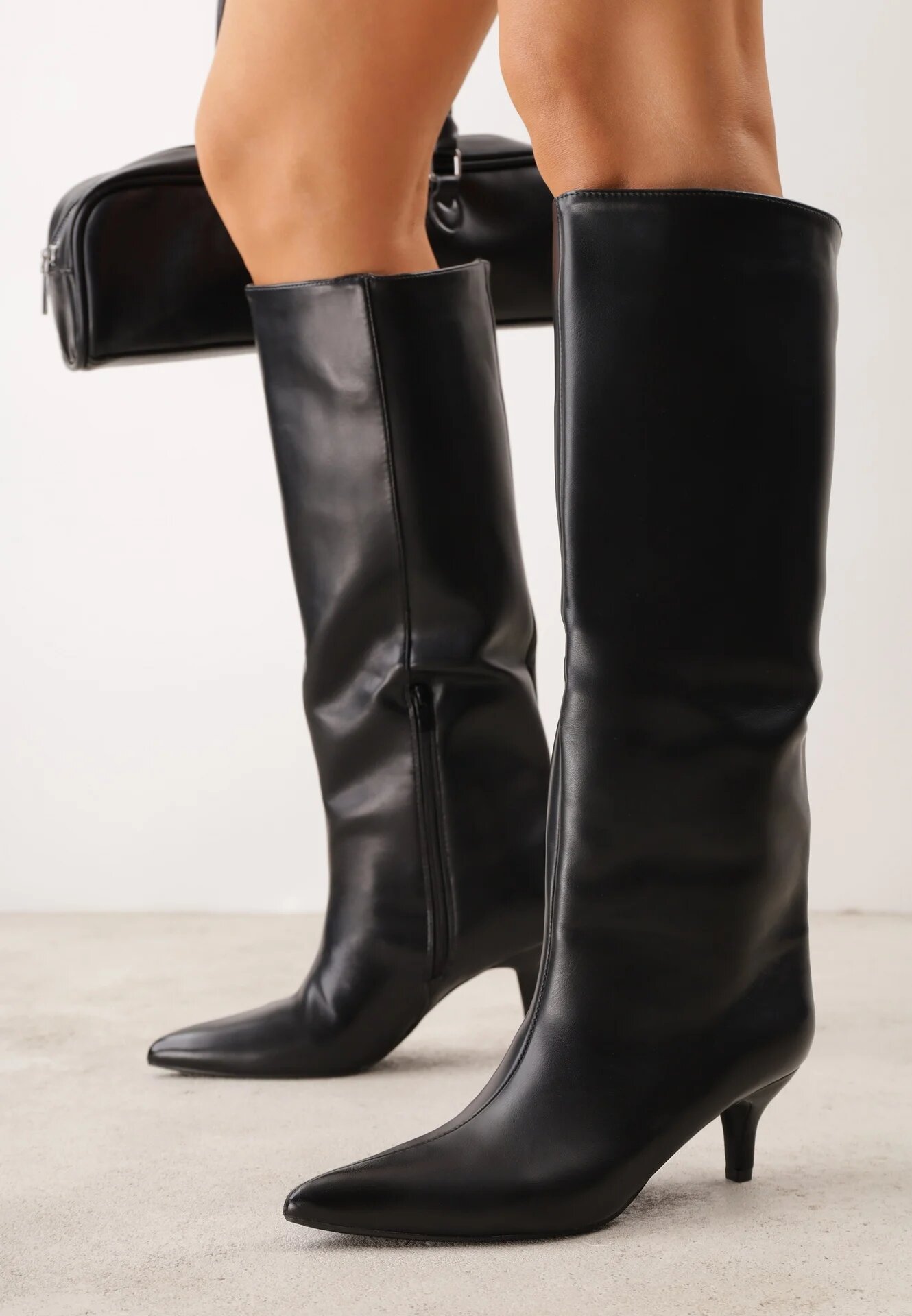 ideal Cizme simple pe toc mic cu vârf ascuțit în stil elegant Chasho Negre