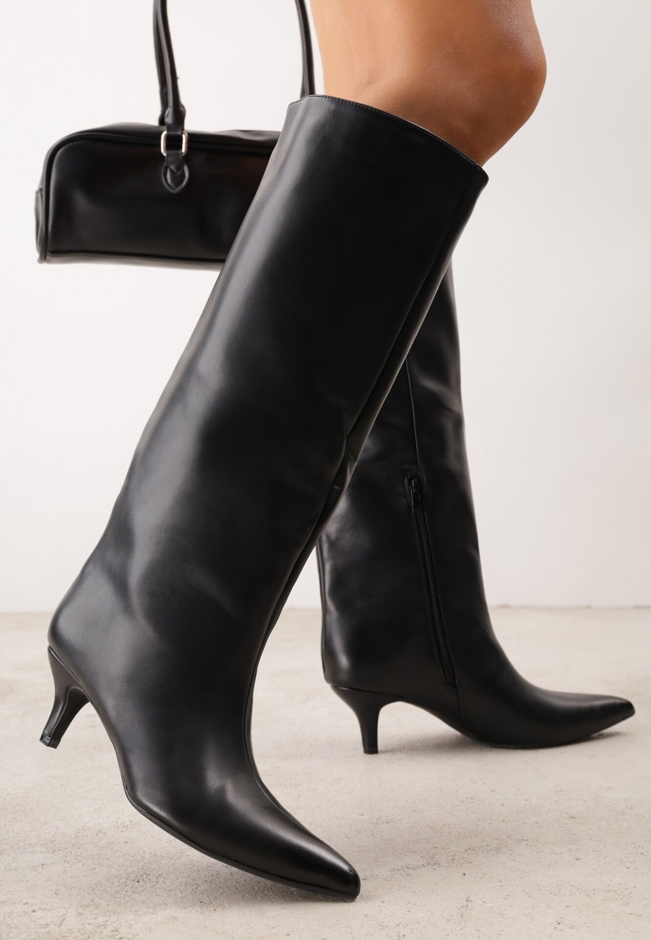 ideal Cizme simple pe toc mic cu vârf ascuțit în stil elegant Chasho Negre
