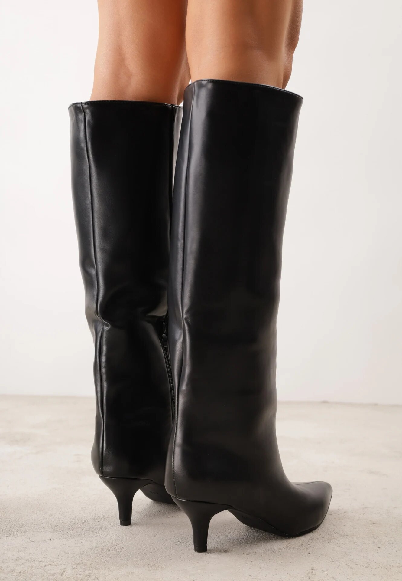 ideal Cizme simple pe toc mic cu vârf ascuțit în stil elegant Chasho Negre