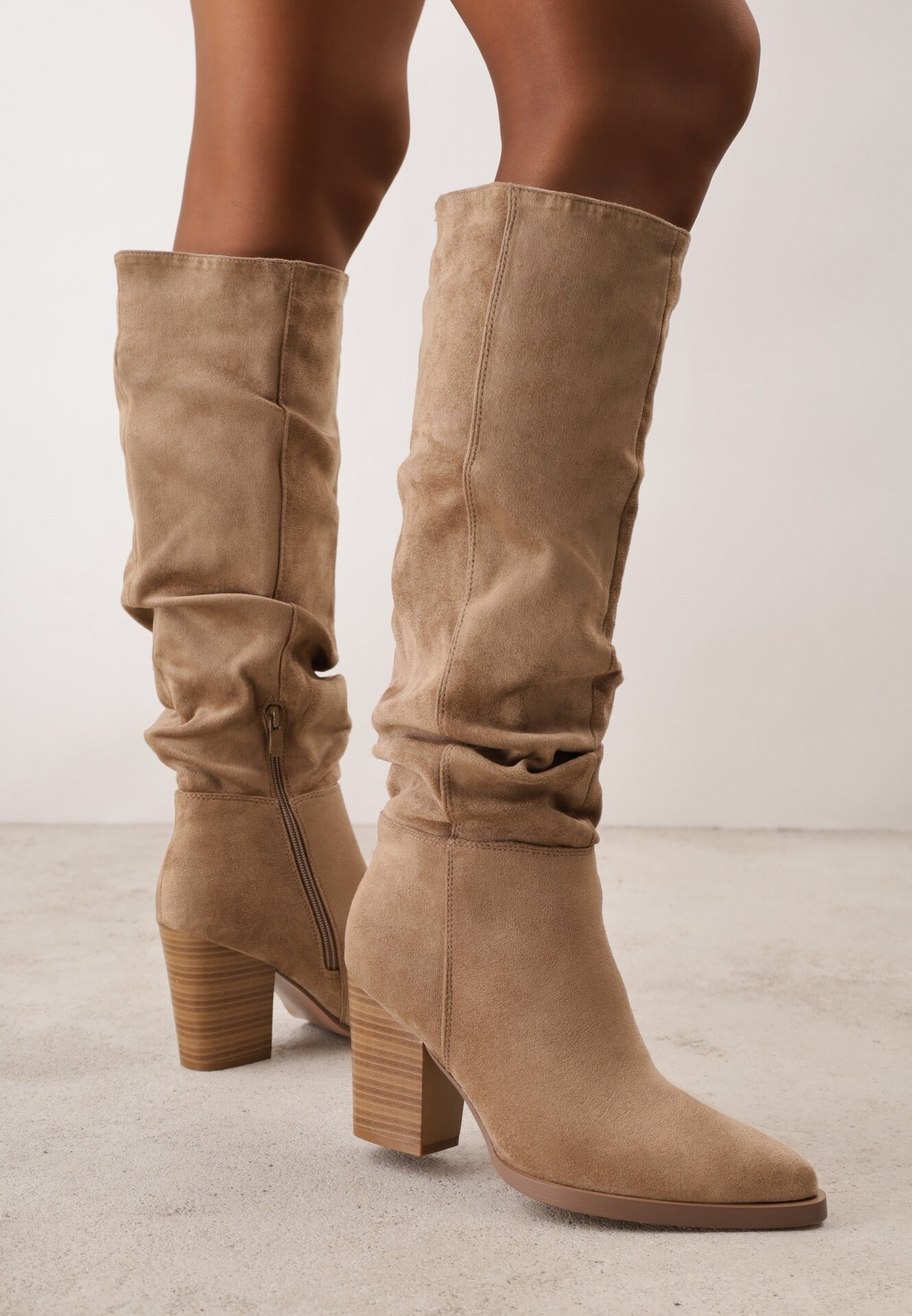 inia Cizme din eco-suede cu toc gros și carâmb decorativ încrețit Reaelora Bej